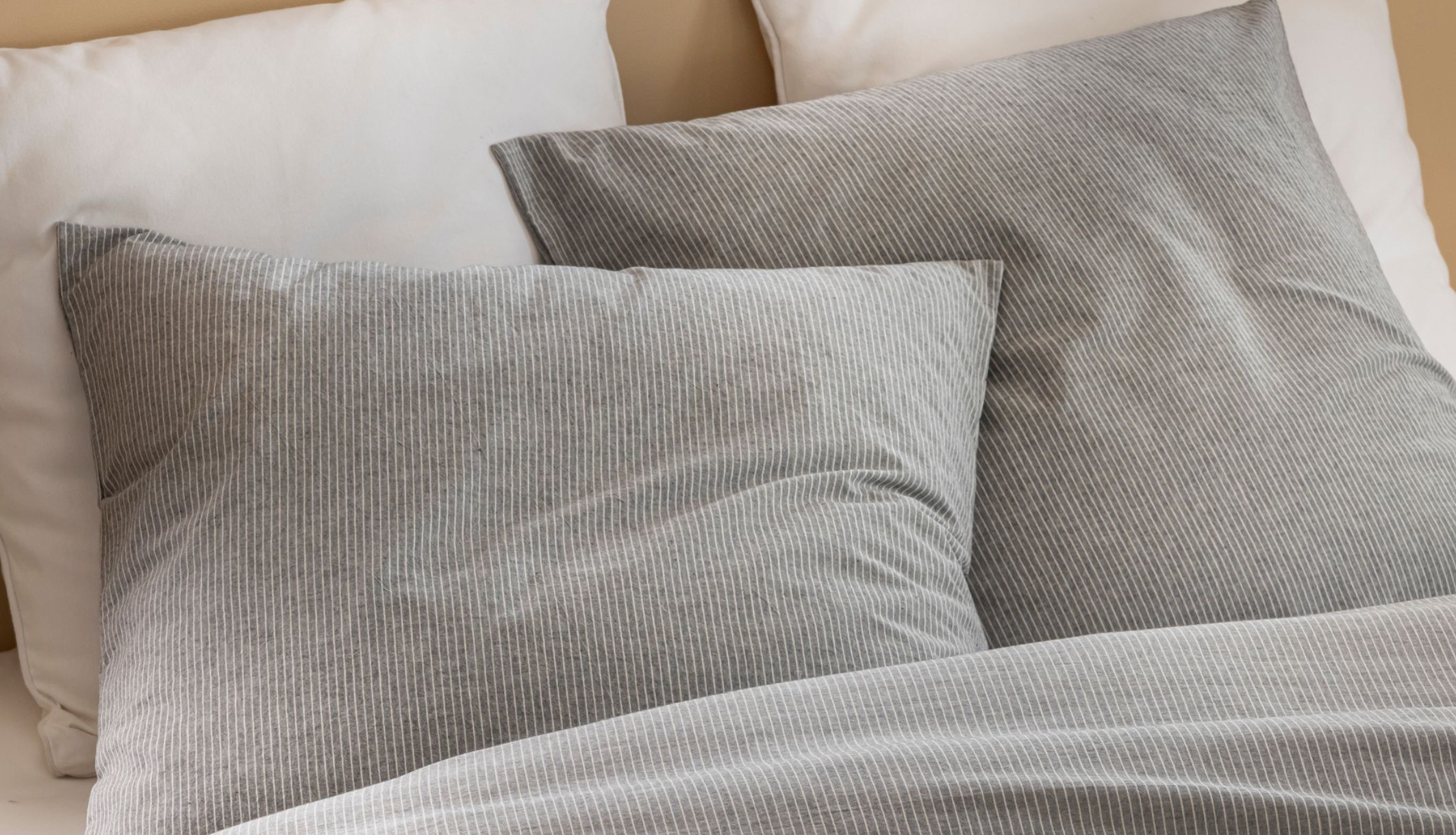 Détail des taies d&#039;oreiller de la parure Eden avec motif rayé 