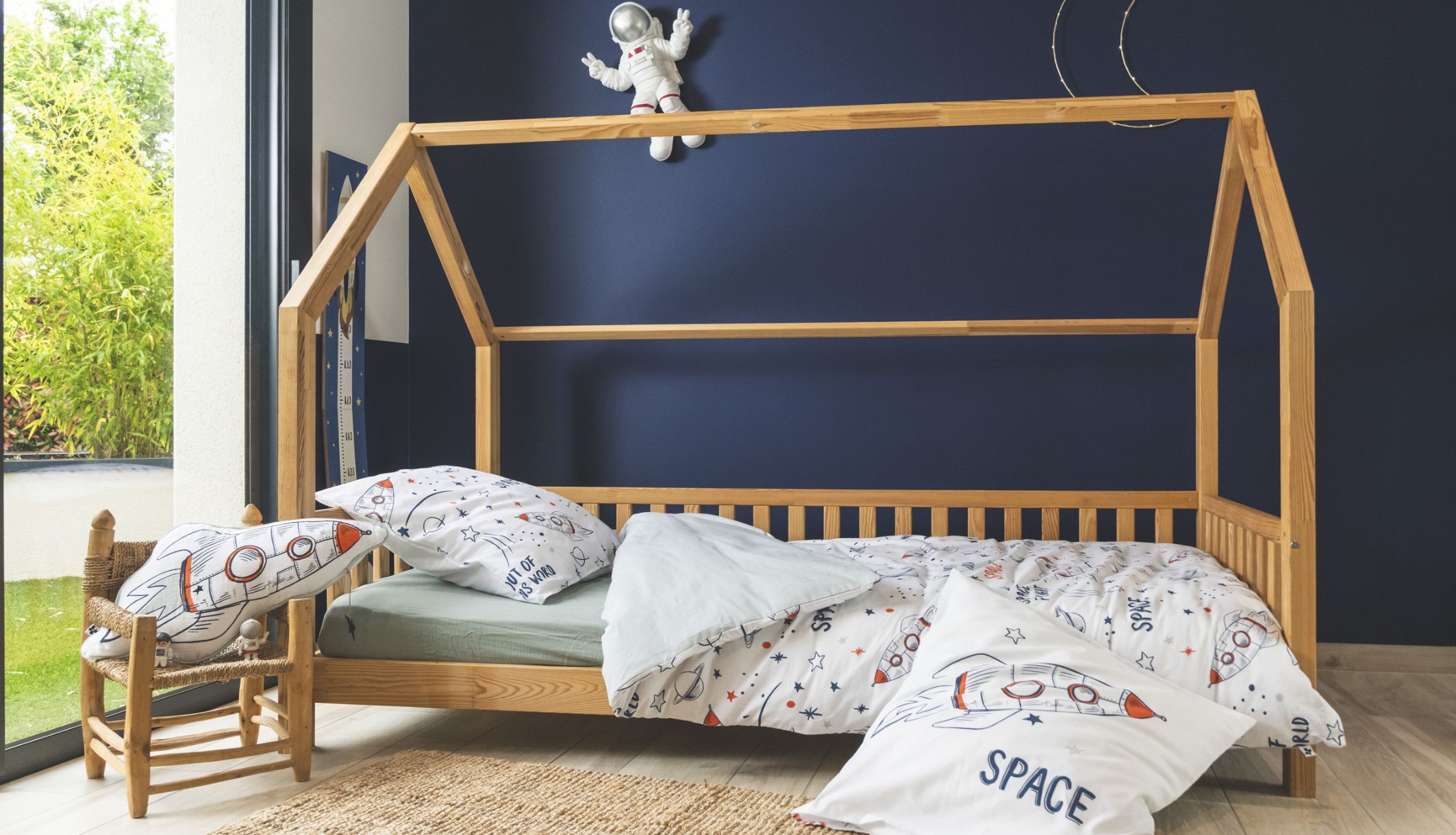Parure de lit enfant avec motifs spatial sur un lit 