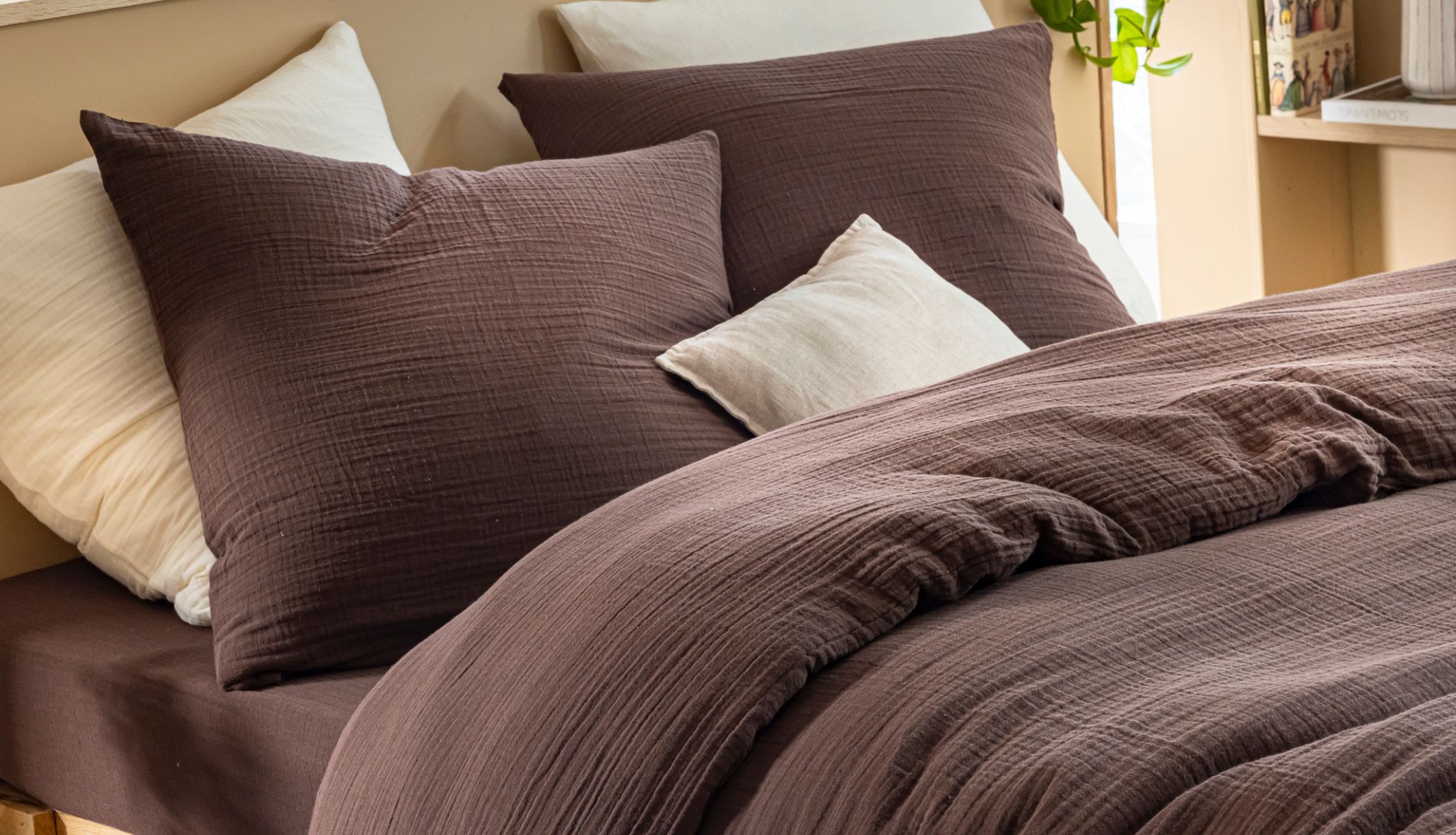 Parure de lit en gaze de coton gonflant et finitions soignées