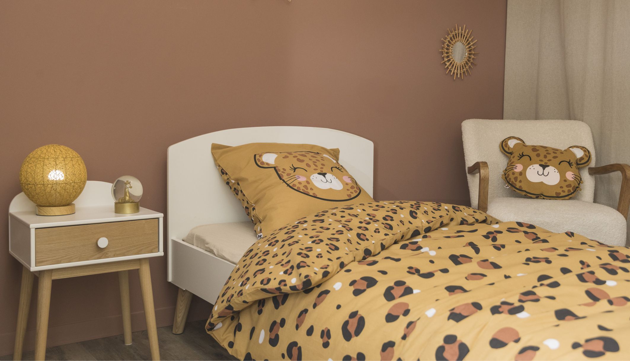 Détail de la taie d&#039;oreiller de la parure Léopard avec motif tête de félin craquant