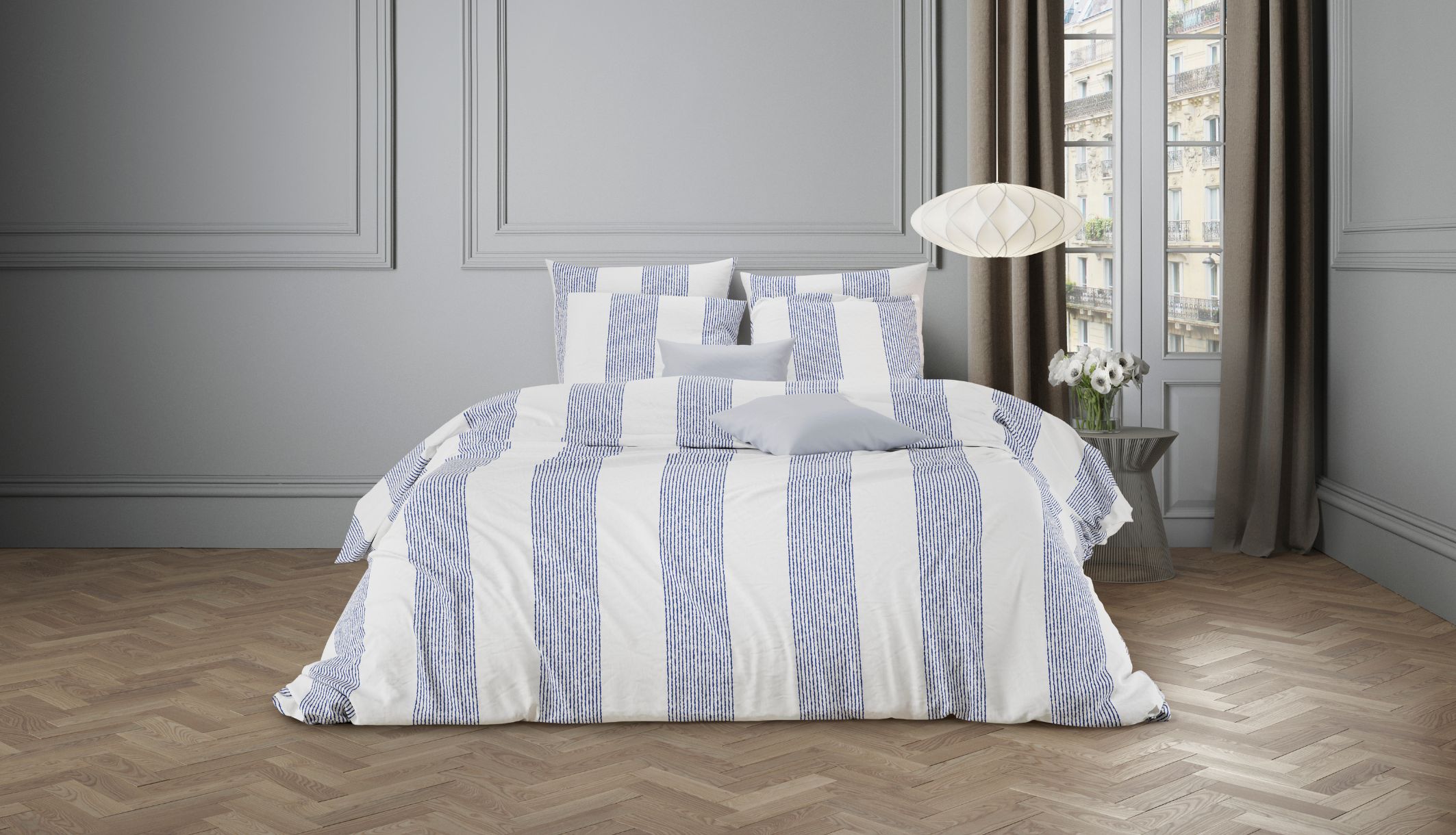 Parure de lit Mareen bleu dans une chambre moderne lumineuse