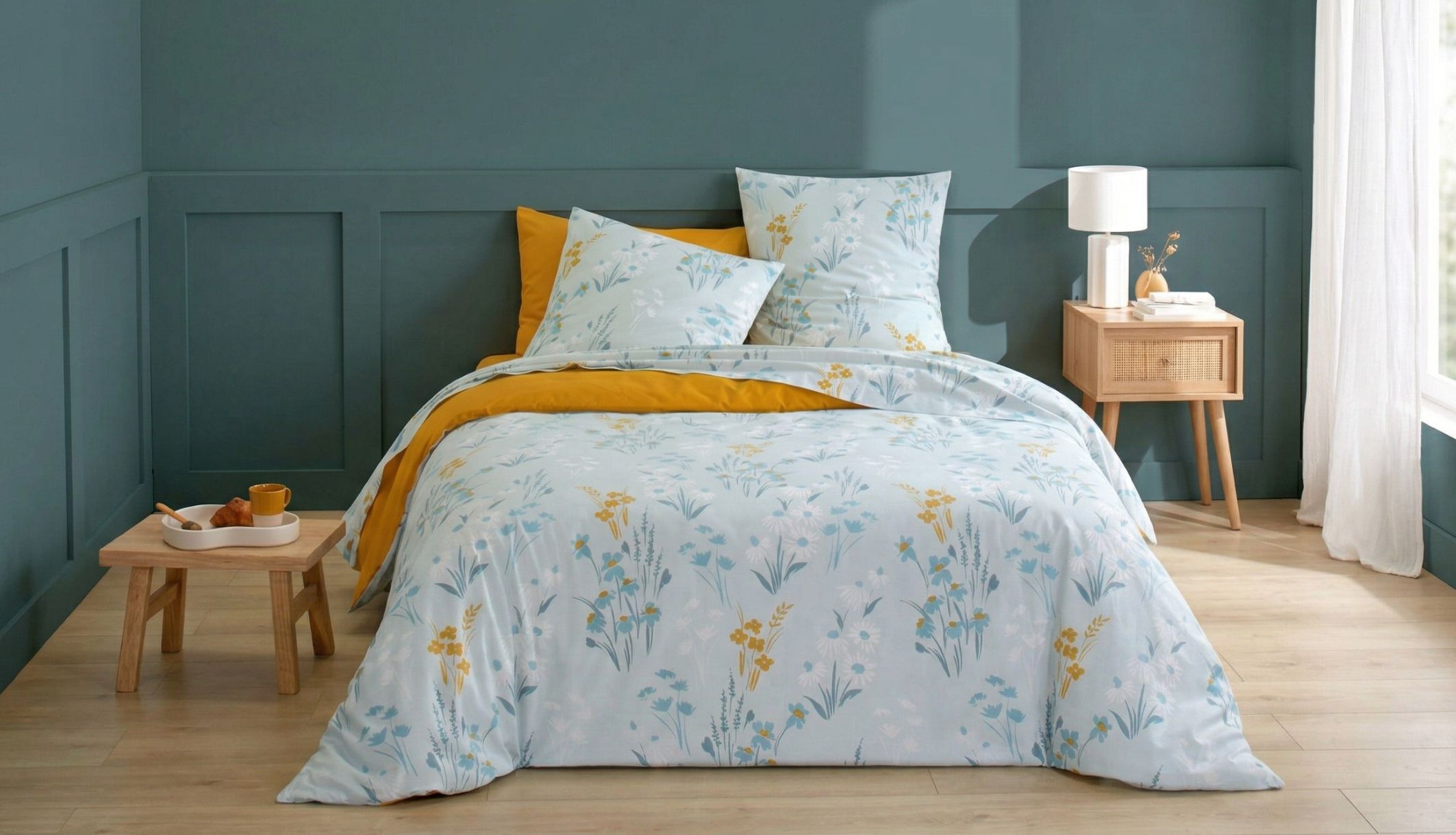 Lit double habillé de la parure coton floral bleu ciel et jaune moutarde