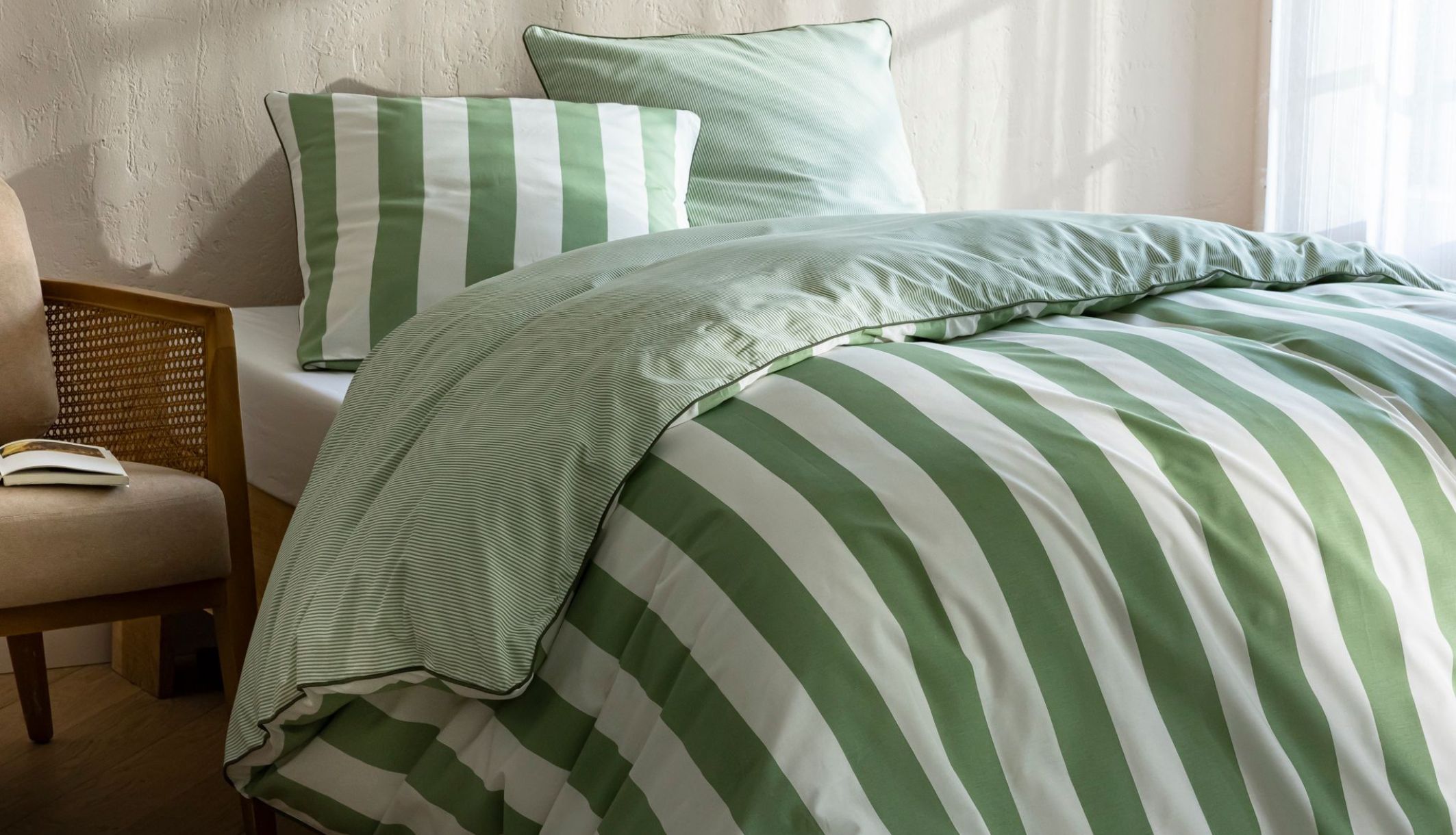 Parure de lit vert aux rayures délicates et finitions soignées