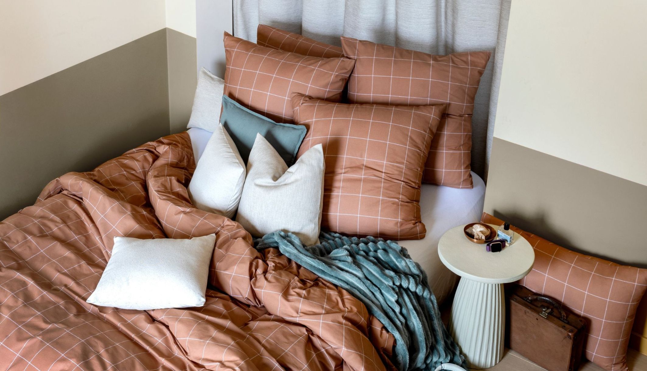 Parure de lit Oslo carreaux dans une chambre élégante et chaleureuse