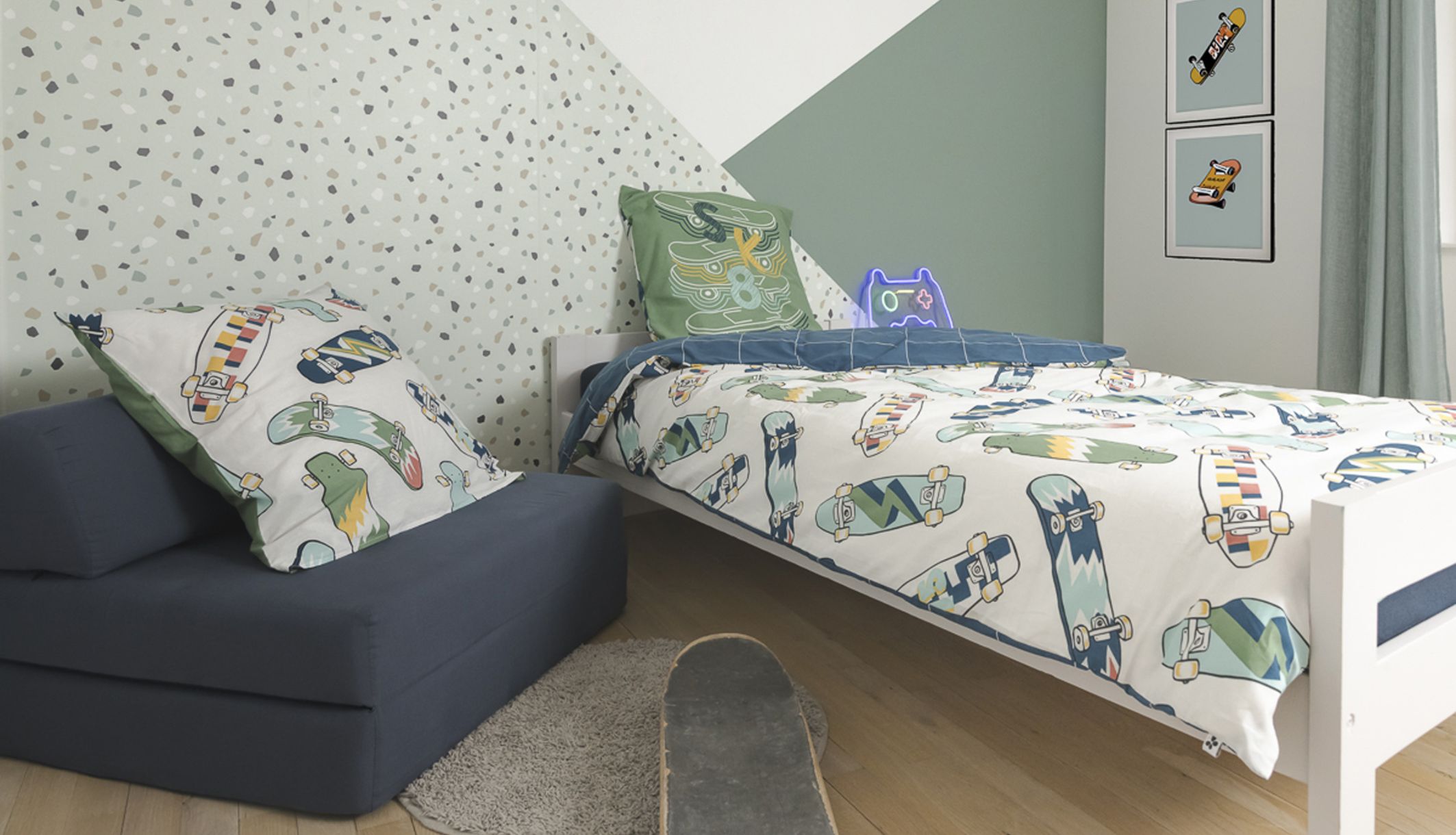 Parure de lit réversible skate dans une chambre tendance