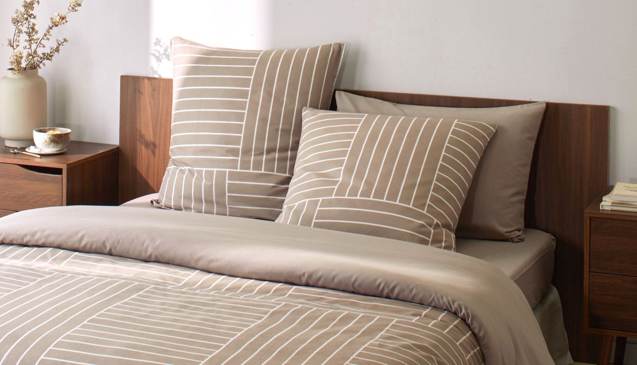 Lit douillet habillé d&#039;une parure de lit géométrique