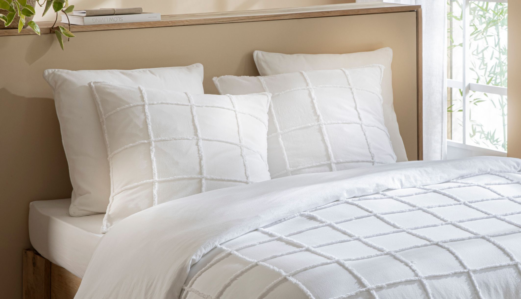 Parure de lit tufté avec motifs carreaux délicats et finitions soignées