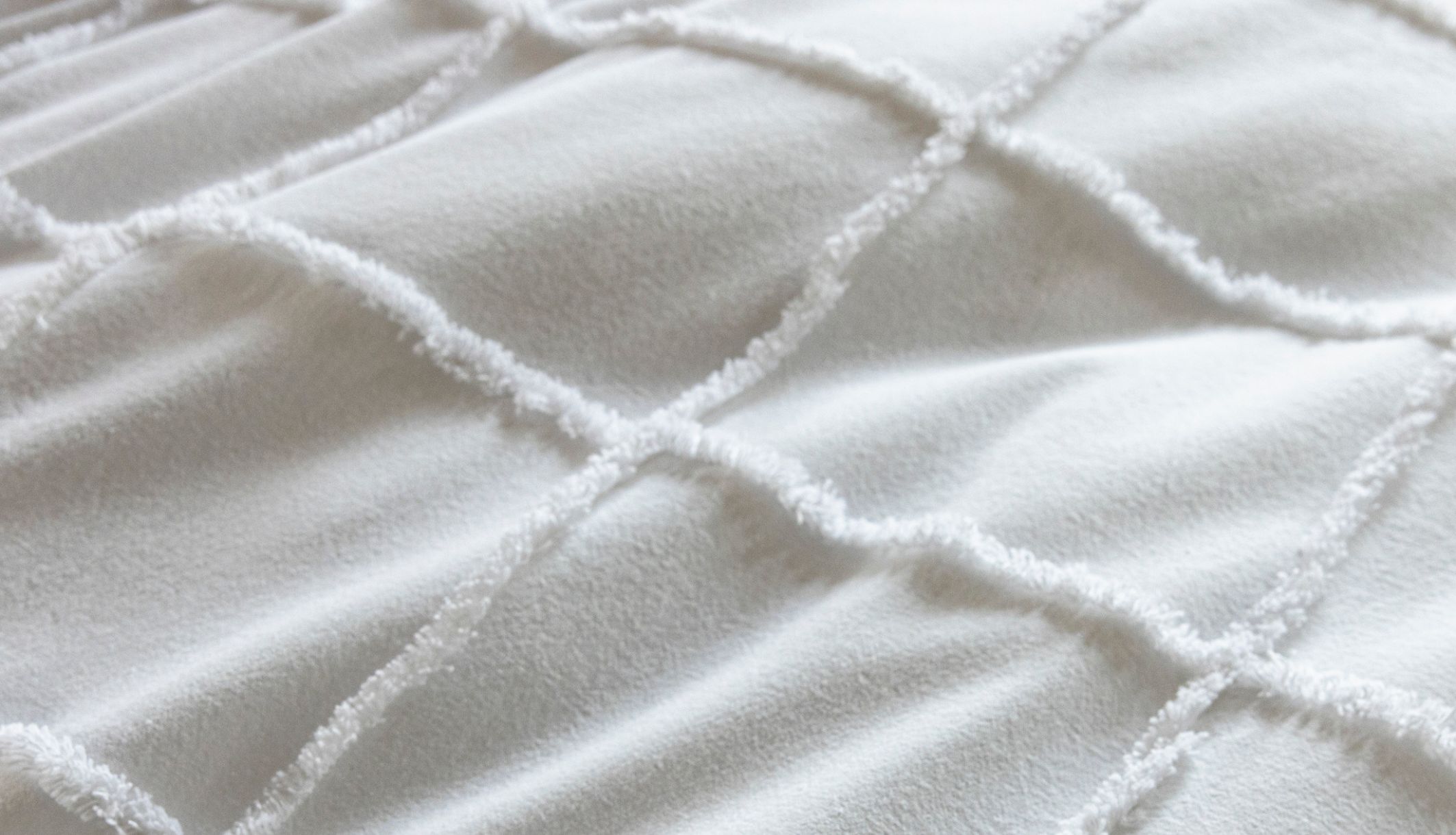 Ambiance de chambre cocooning avec la parure de lit tufté