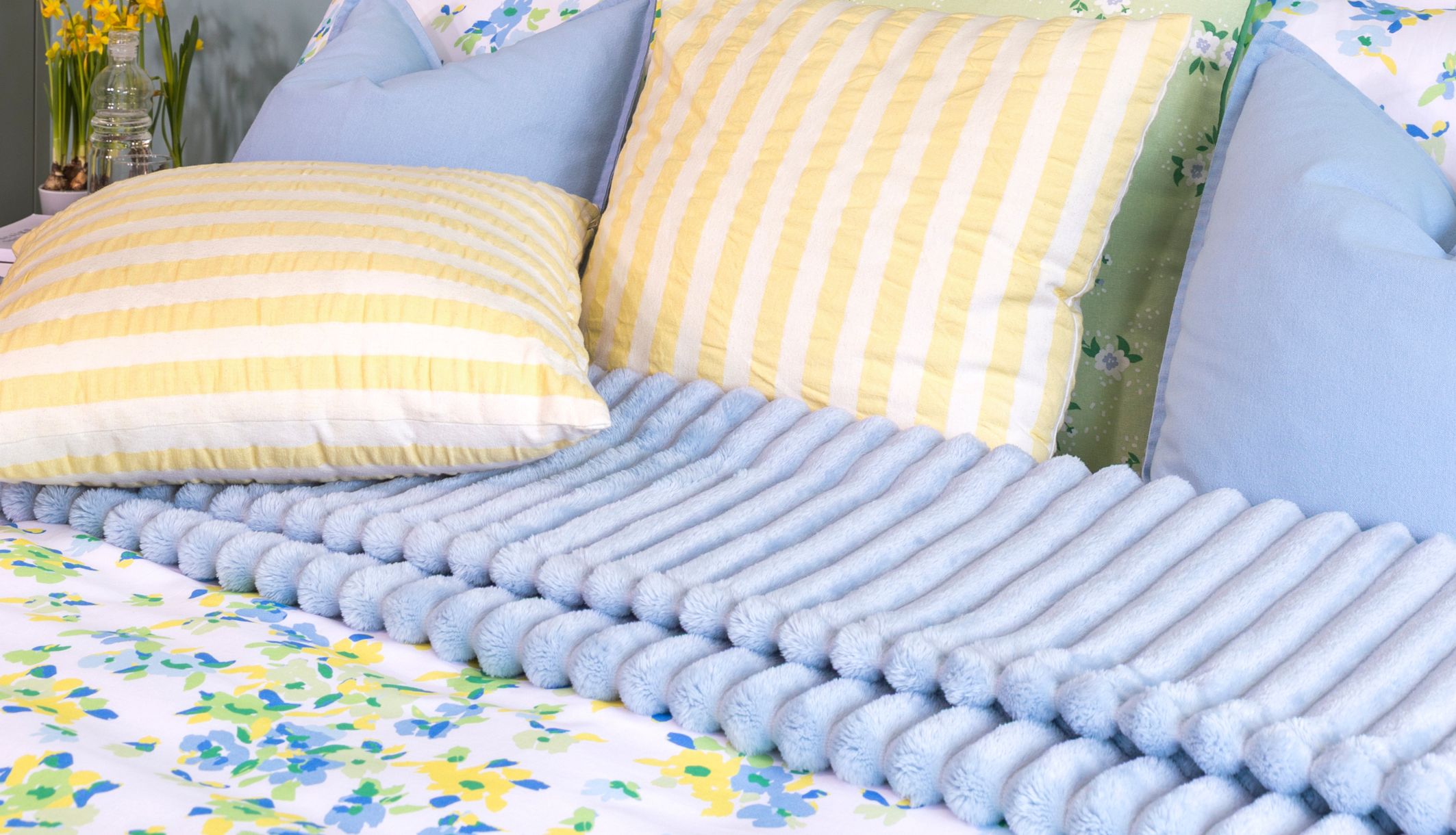 Plaid relief rayure cocooning doux et confortable 150x200 bleu ciel