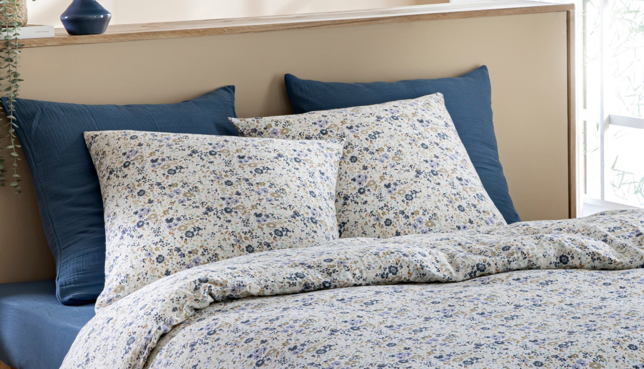 Ambiance de chambre cocooning avec la taie d&#039;oreiller floral en gaze