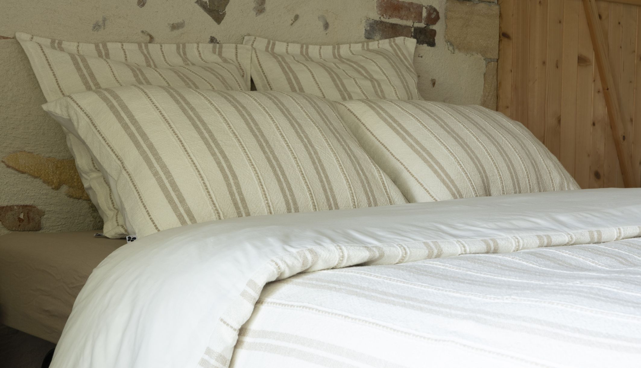 Taie d&#039;oreiller en coton texturé Olympe apportant une touche de douceur naturelle dans une chambre lumineuse