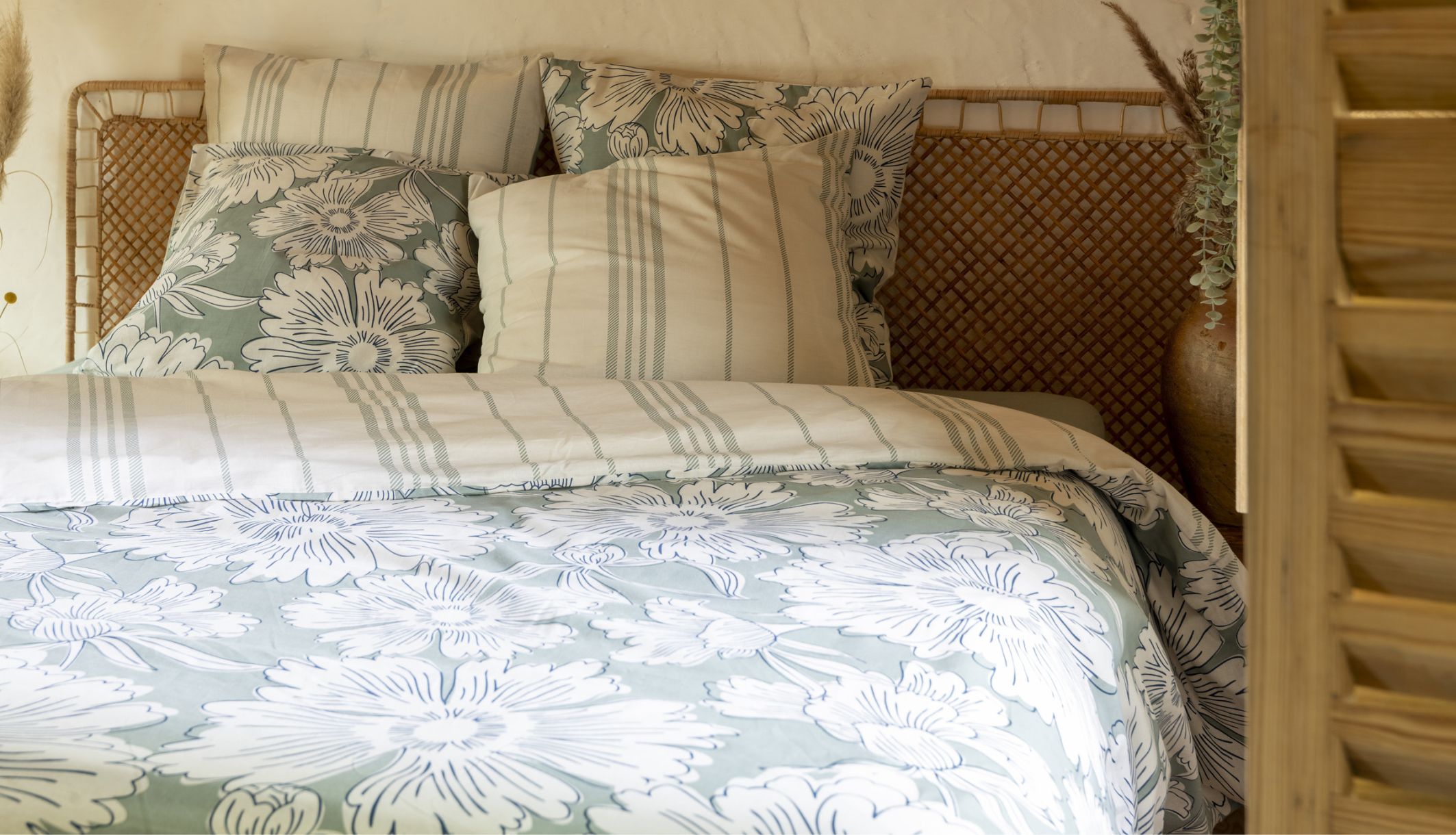 Parure de lit complète avec taie oreiller Provence en coton dans une chambre bohème