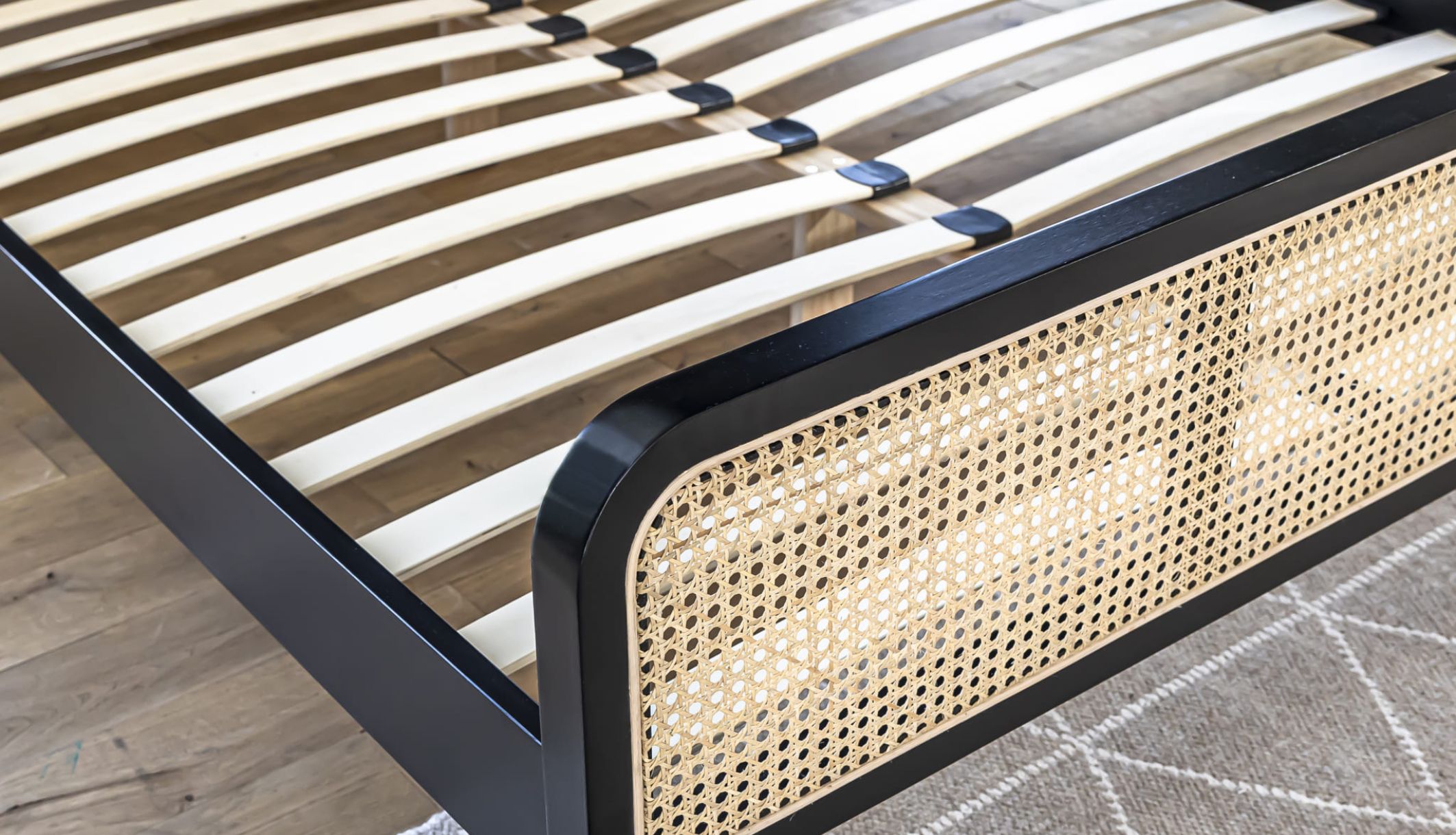 Zoom sur la structure et le sommier du lit cannage 2 personnes Anna Terre de Nuit