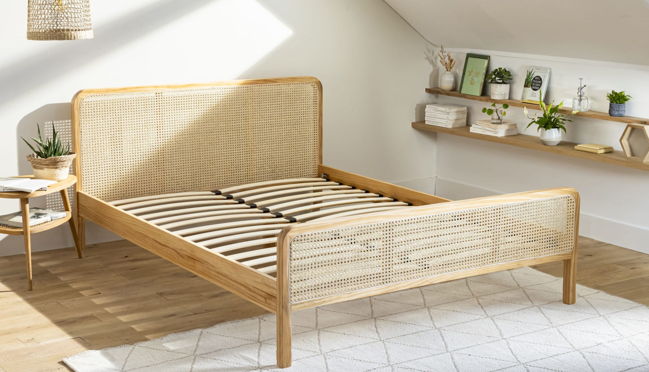 Lit 2 personnes Anna en pin massif et véritable cannage au style bohème