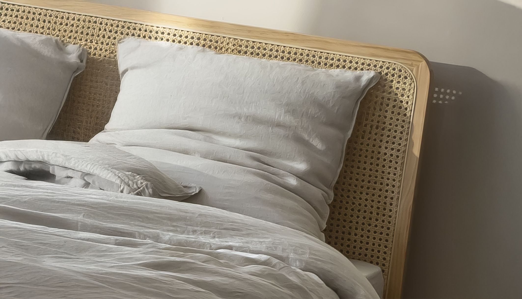 Lit cannage avec tête de lit Terre de nuit ANNA en ambiance