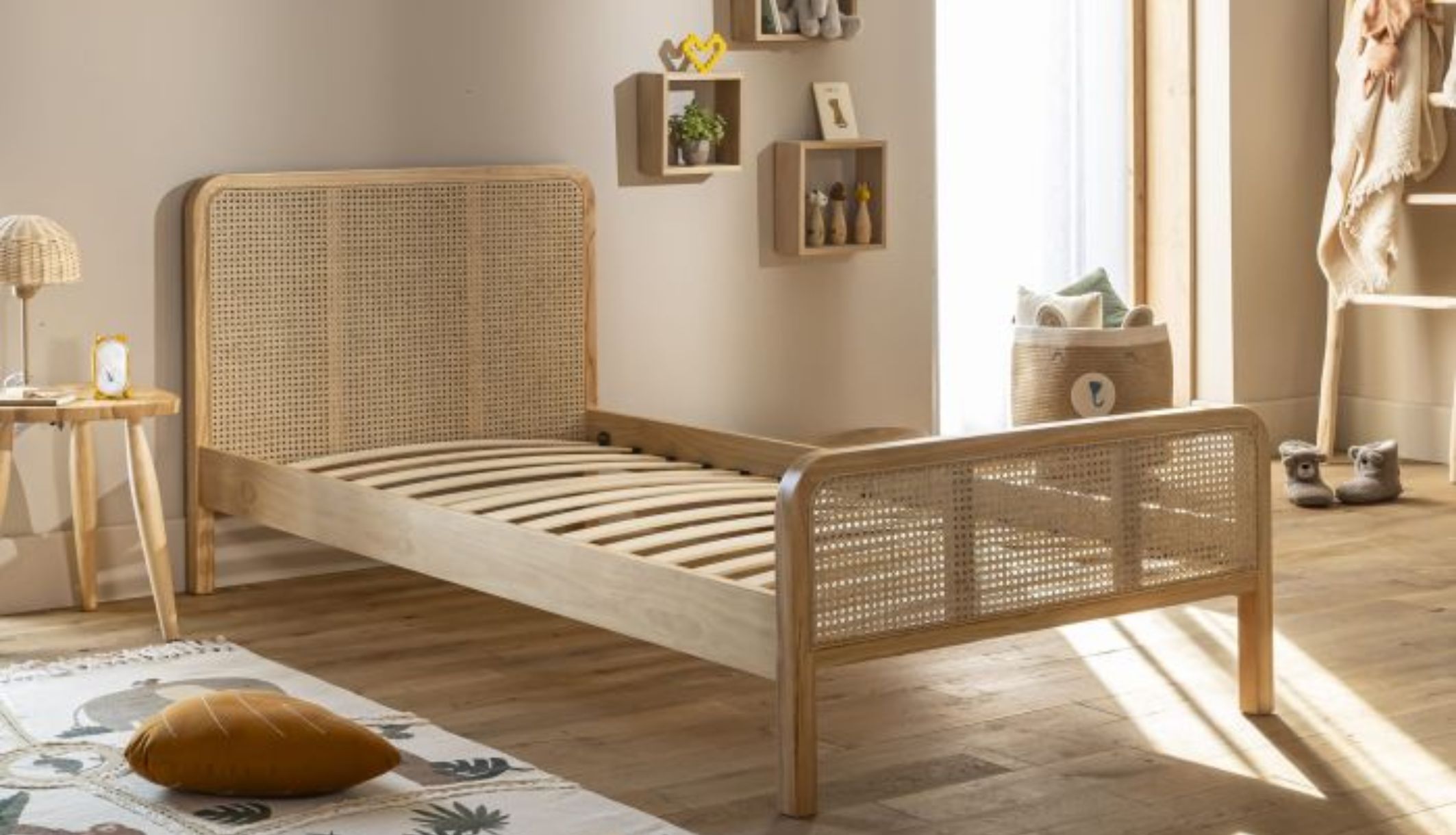 Lit pour enfant en bois pin massif avec une tête et pied de lit en cannage pour un style bohème
