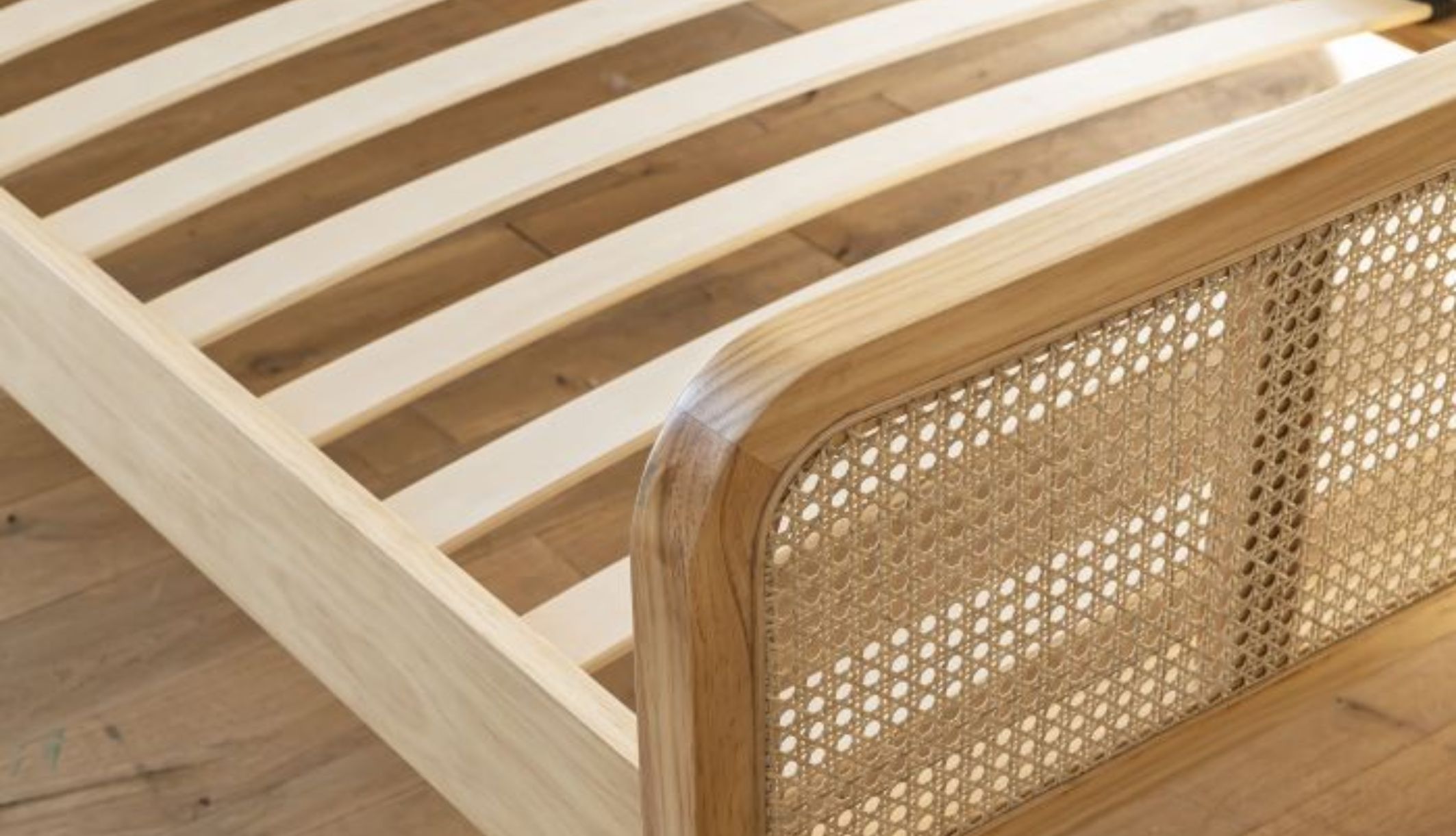 Zoom sur les coins arrondis et le pied de lit en cannage du lit enfant Anna Terre de Nuit