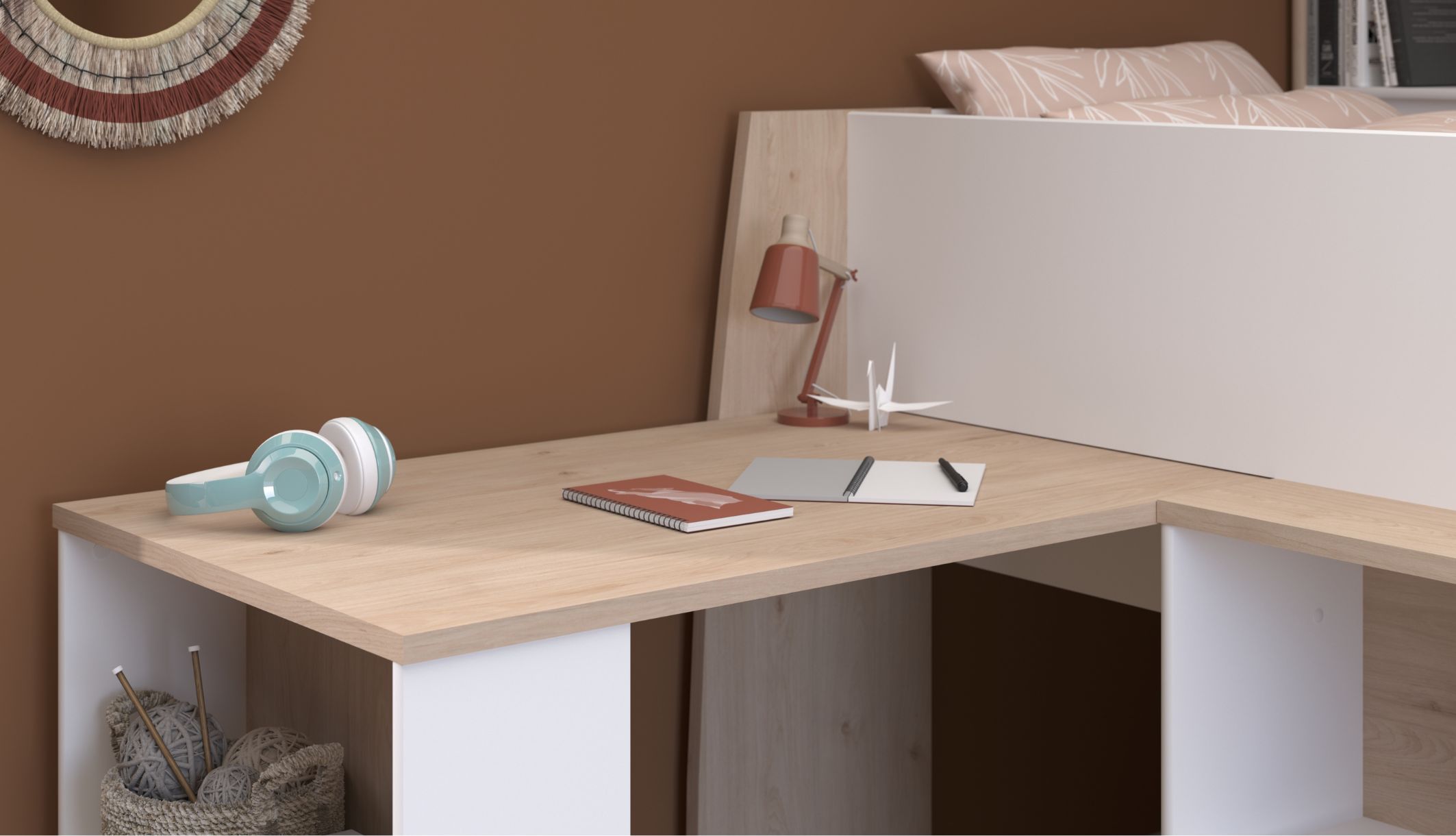 Détail du grand bureau intégré du lit combiné multifonctions Lucas en décor chêne clair.