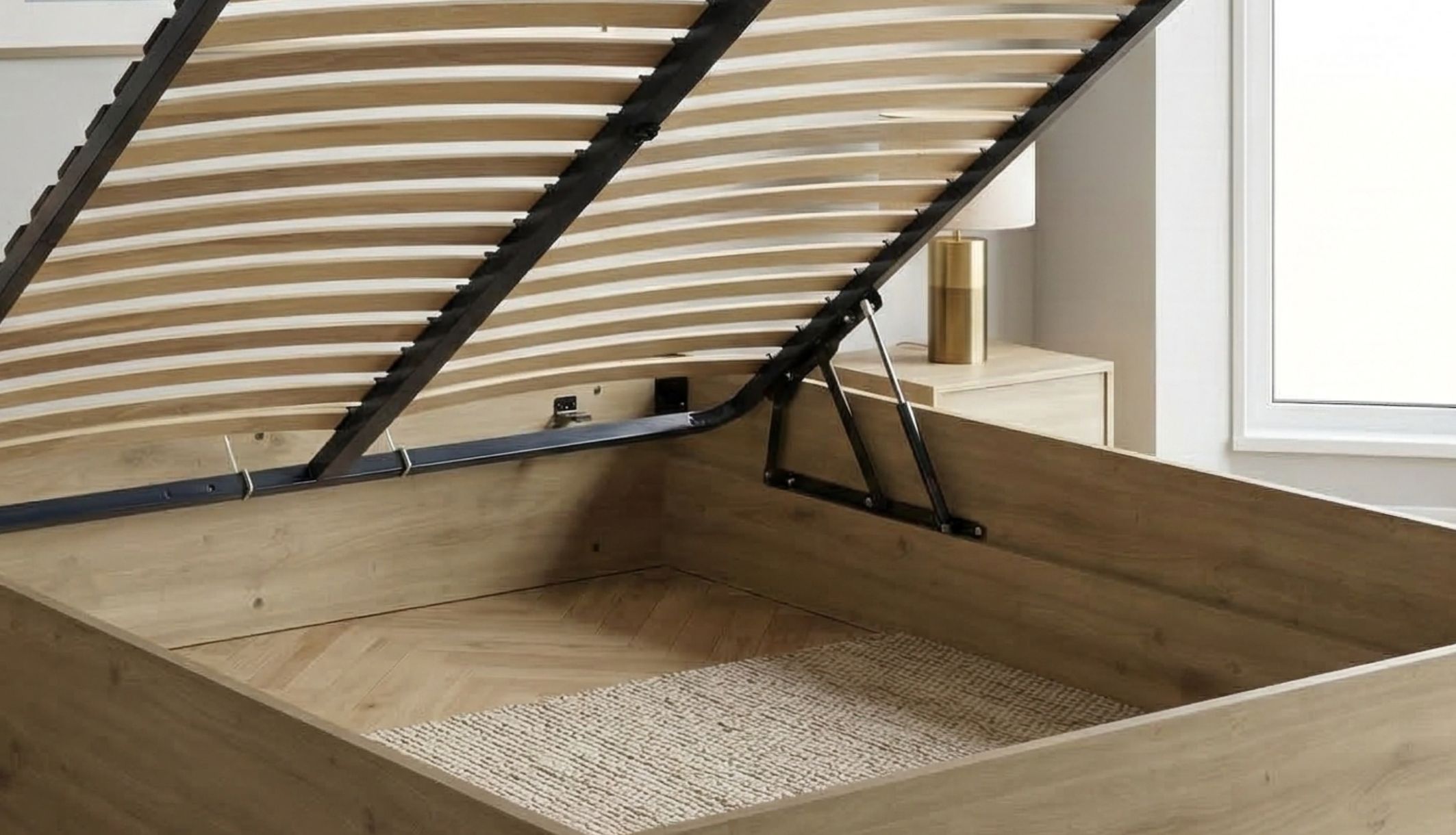 Lit coffre ouvert avec grand espace de rangement