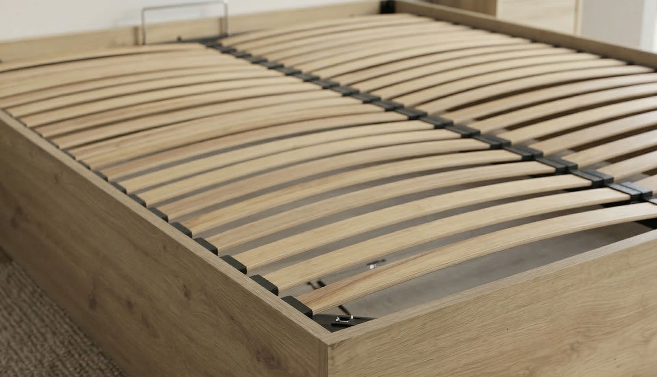 Zoom sur le lit coffre en bois décor chêne de Terre de Nuit Teddy