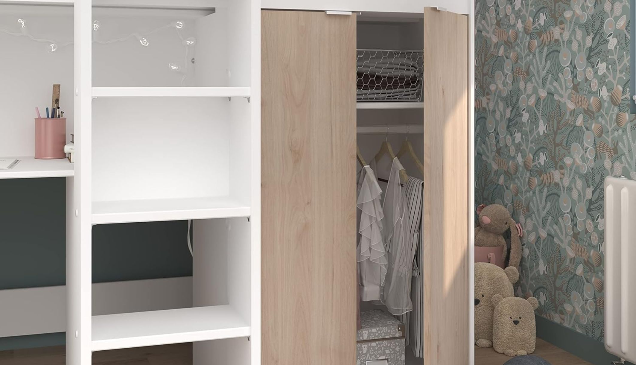 Armoire penderie ouverte et échelle à étagères du lit mezzanine avec bureau et rangements.