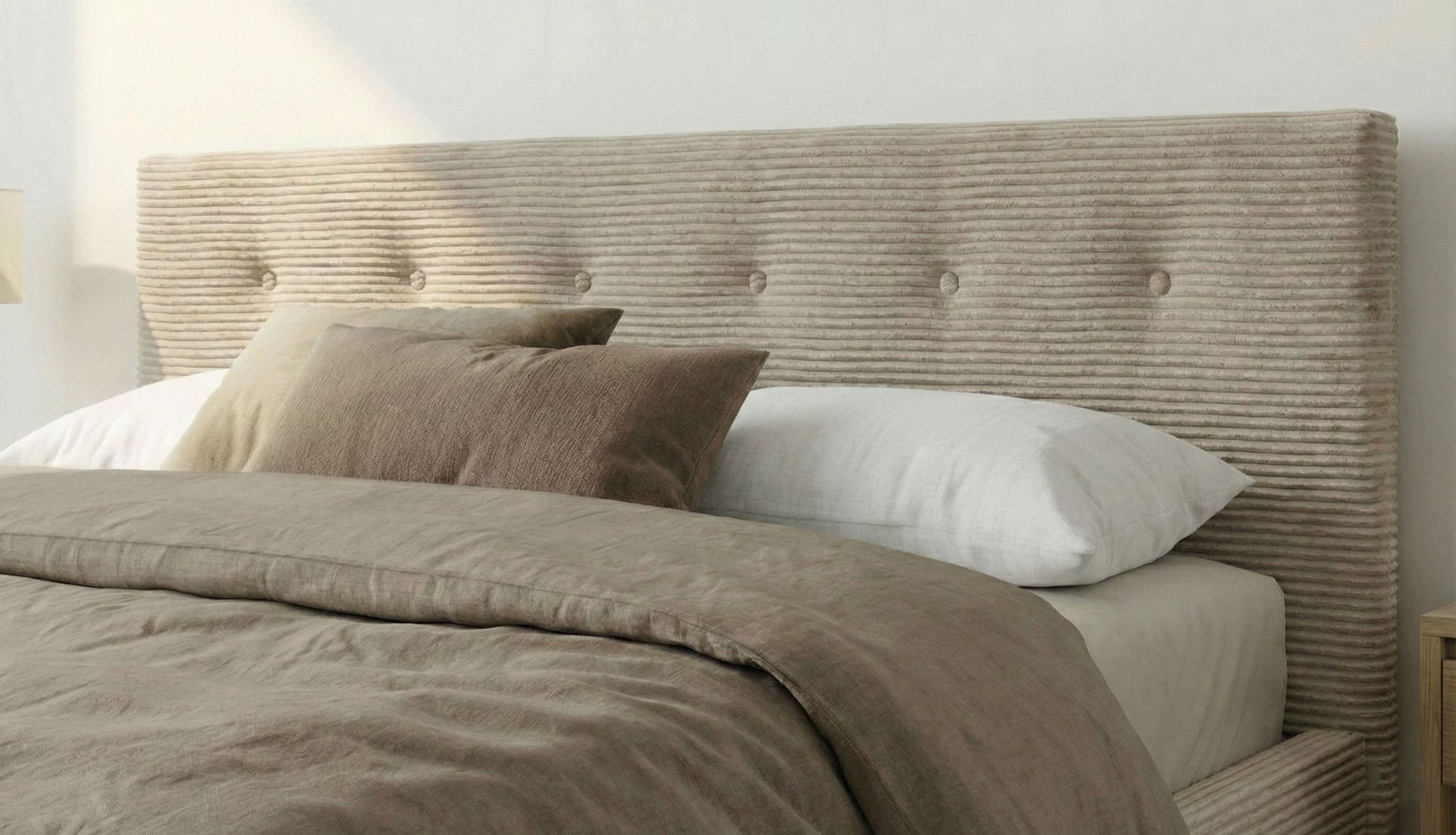 Zoom sur la tête de lit en velours côtelé du lit coffre 