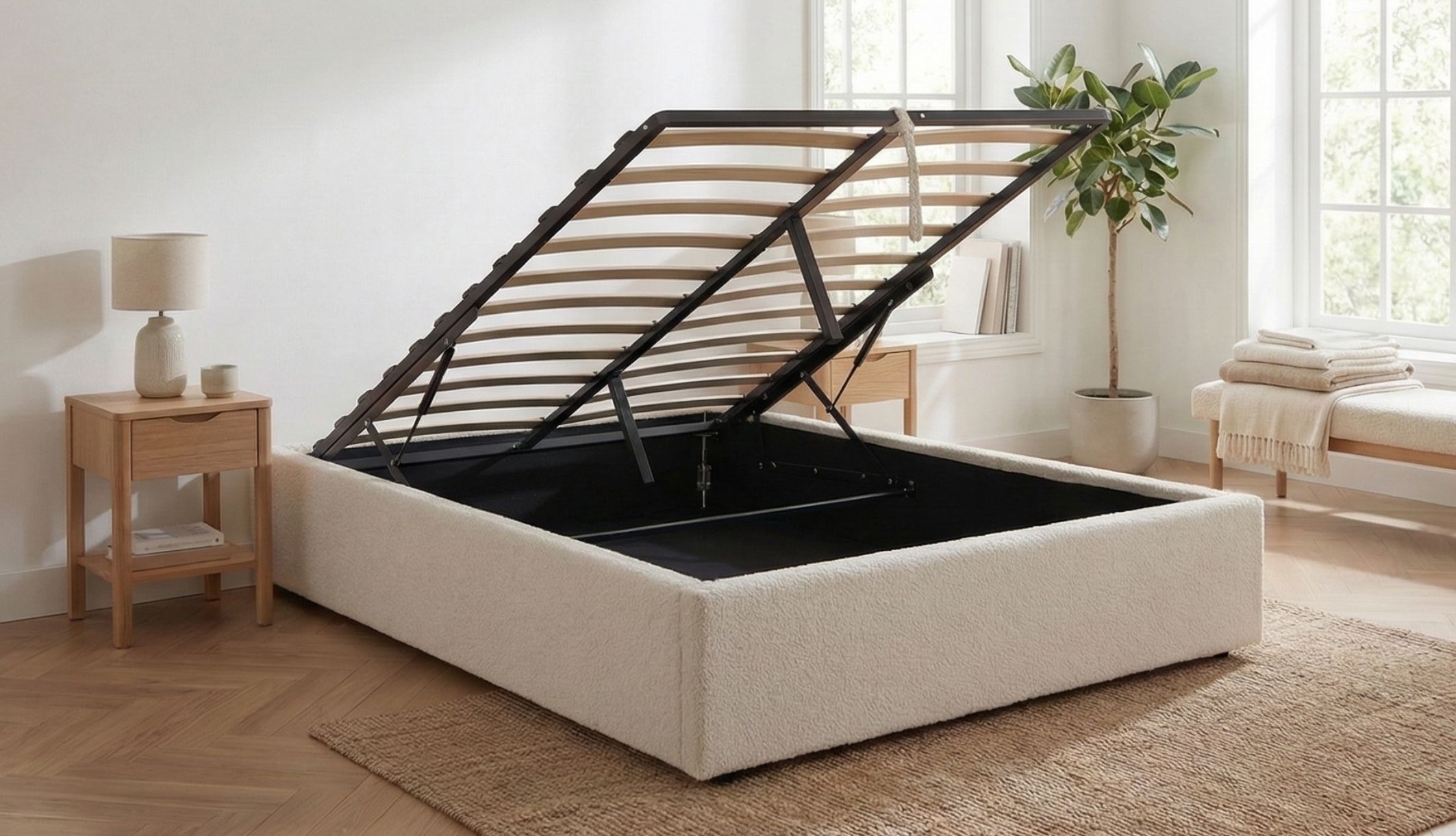 Lit coffre ouvert montrant la capacité de rangement