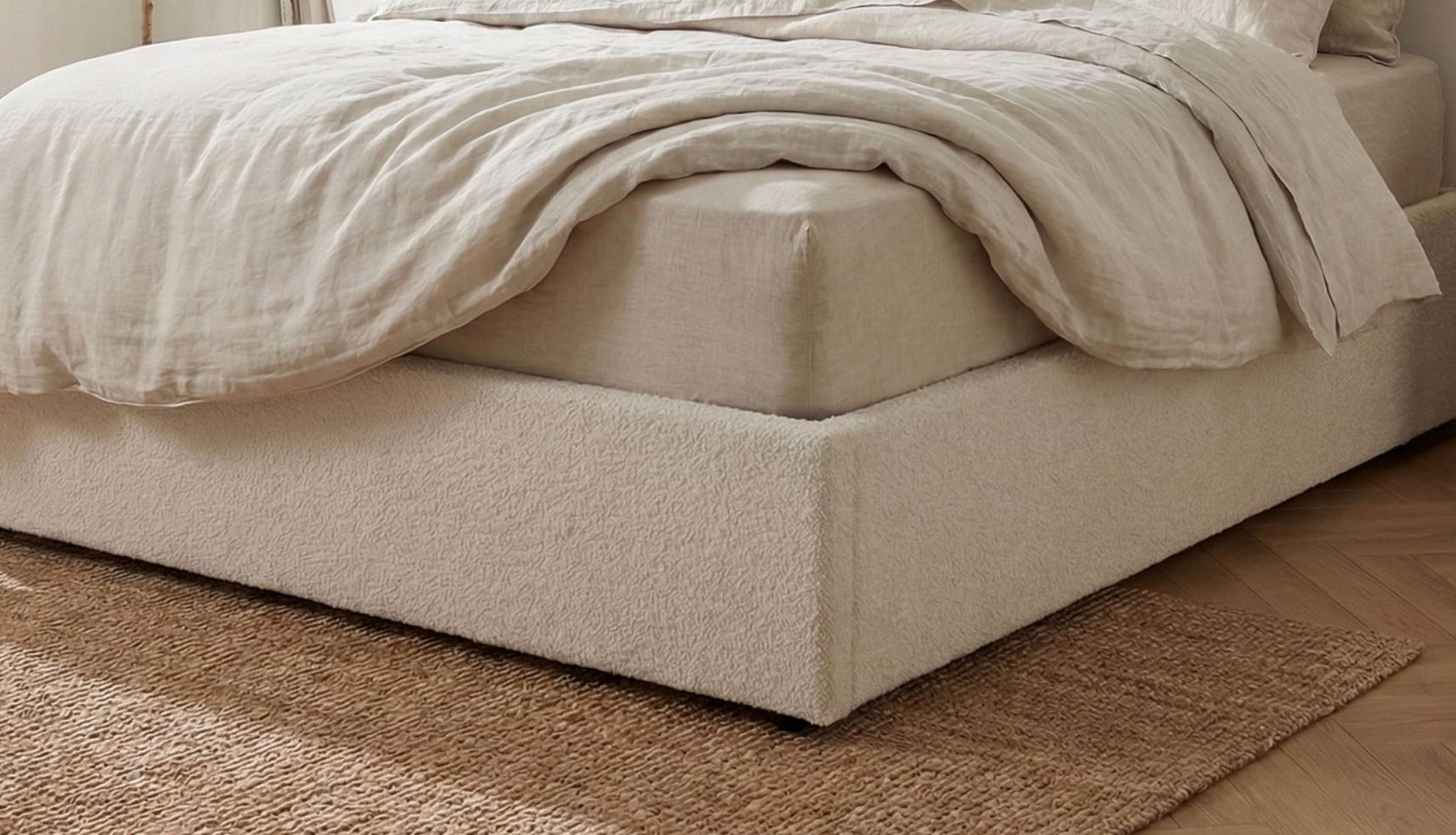 Zoom sur les pieds du lit coffre sherpa ivoire