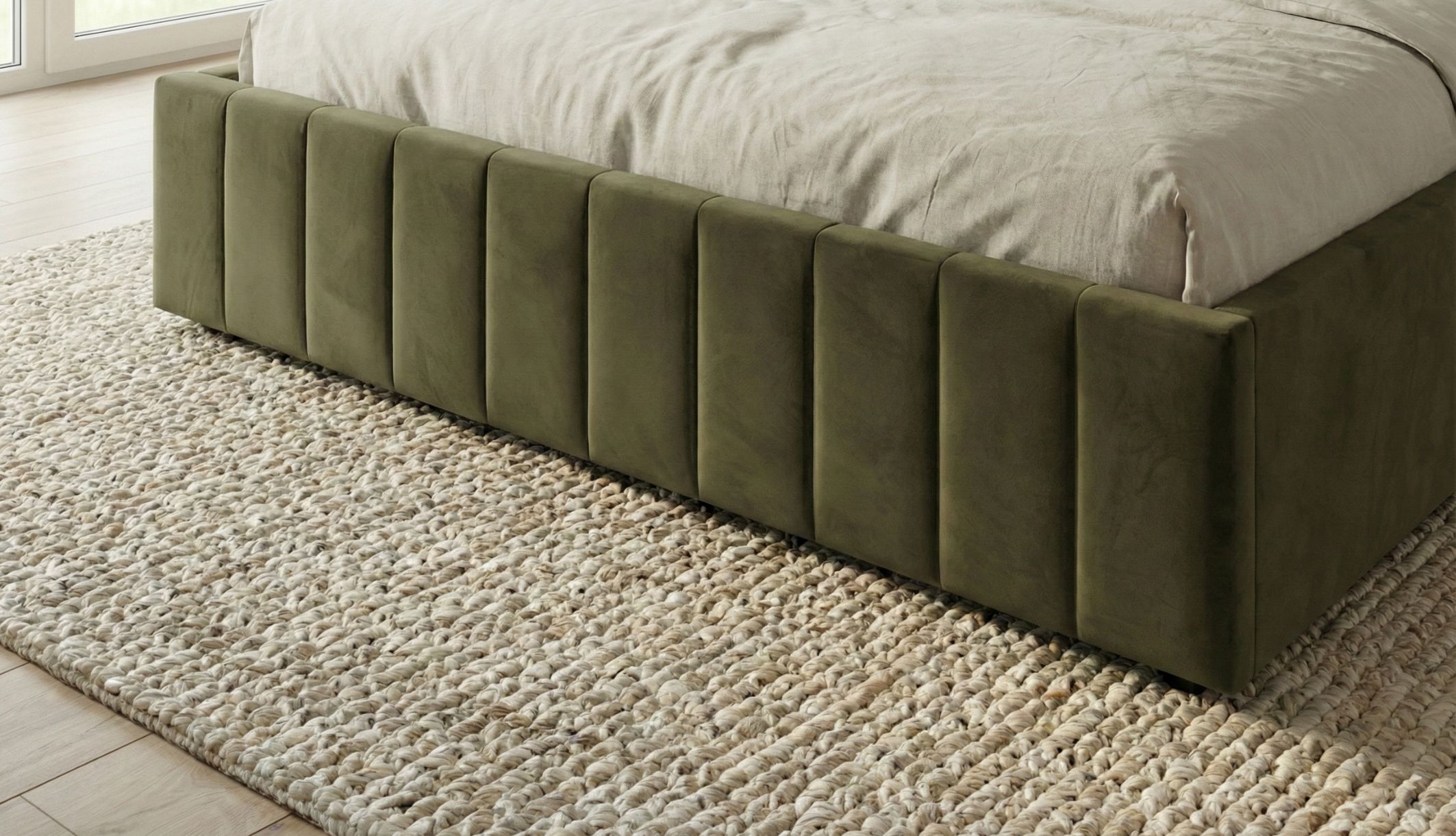 Zoom sur le bas du lit coffre en velours avec les pieds en PVC 