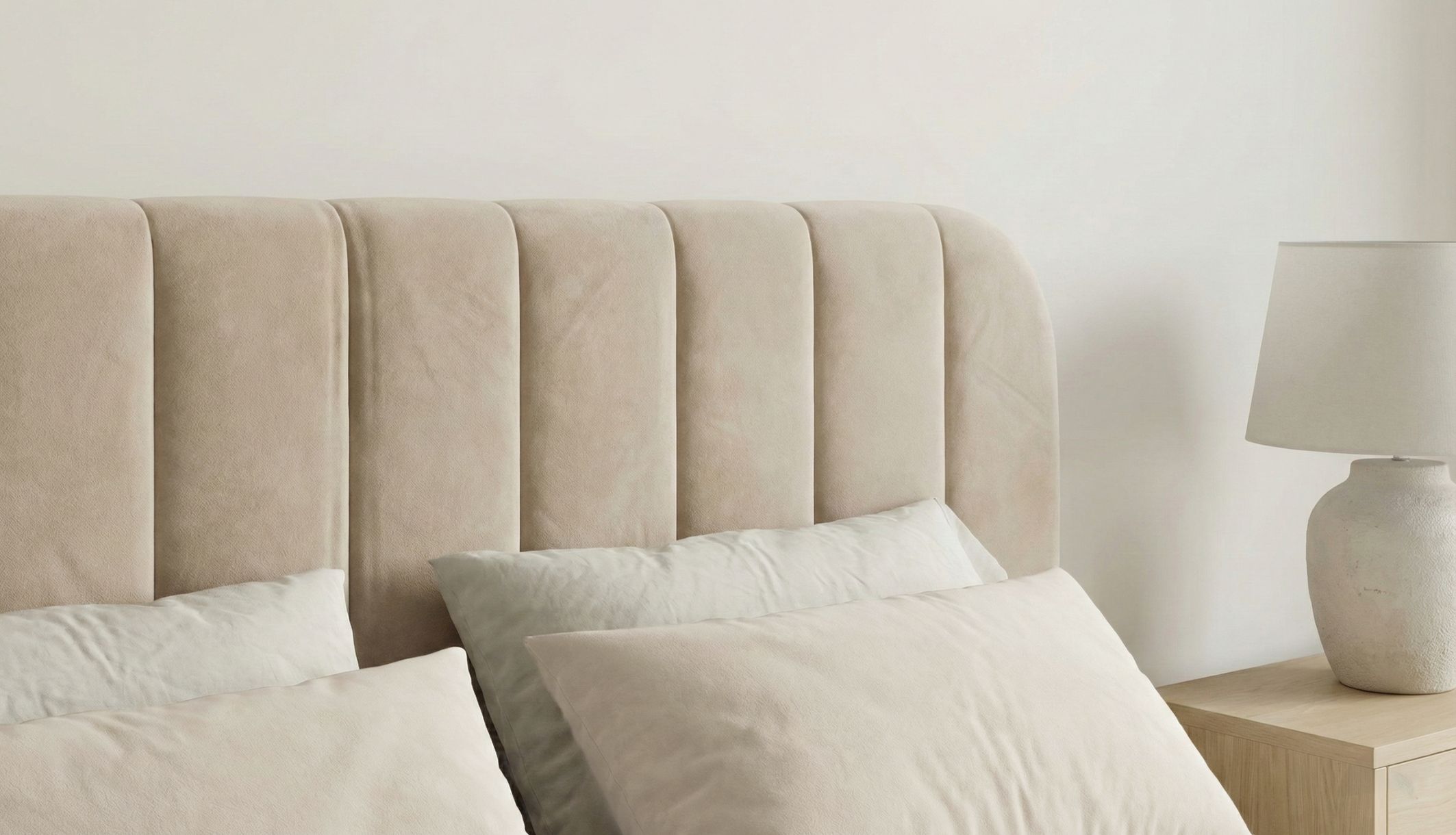 Zoom sur la tête de lit en velours du lit coffre 