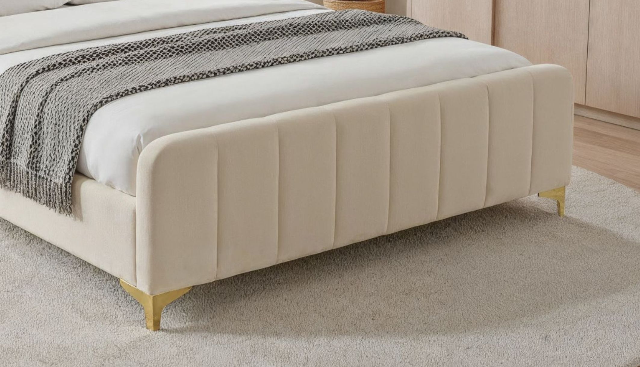 Zoom pieds lit dorés velours