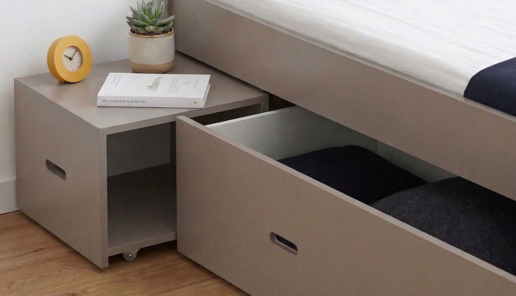 Zoom sur la capacité de rangement du lit Terre de Nuit