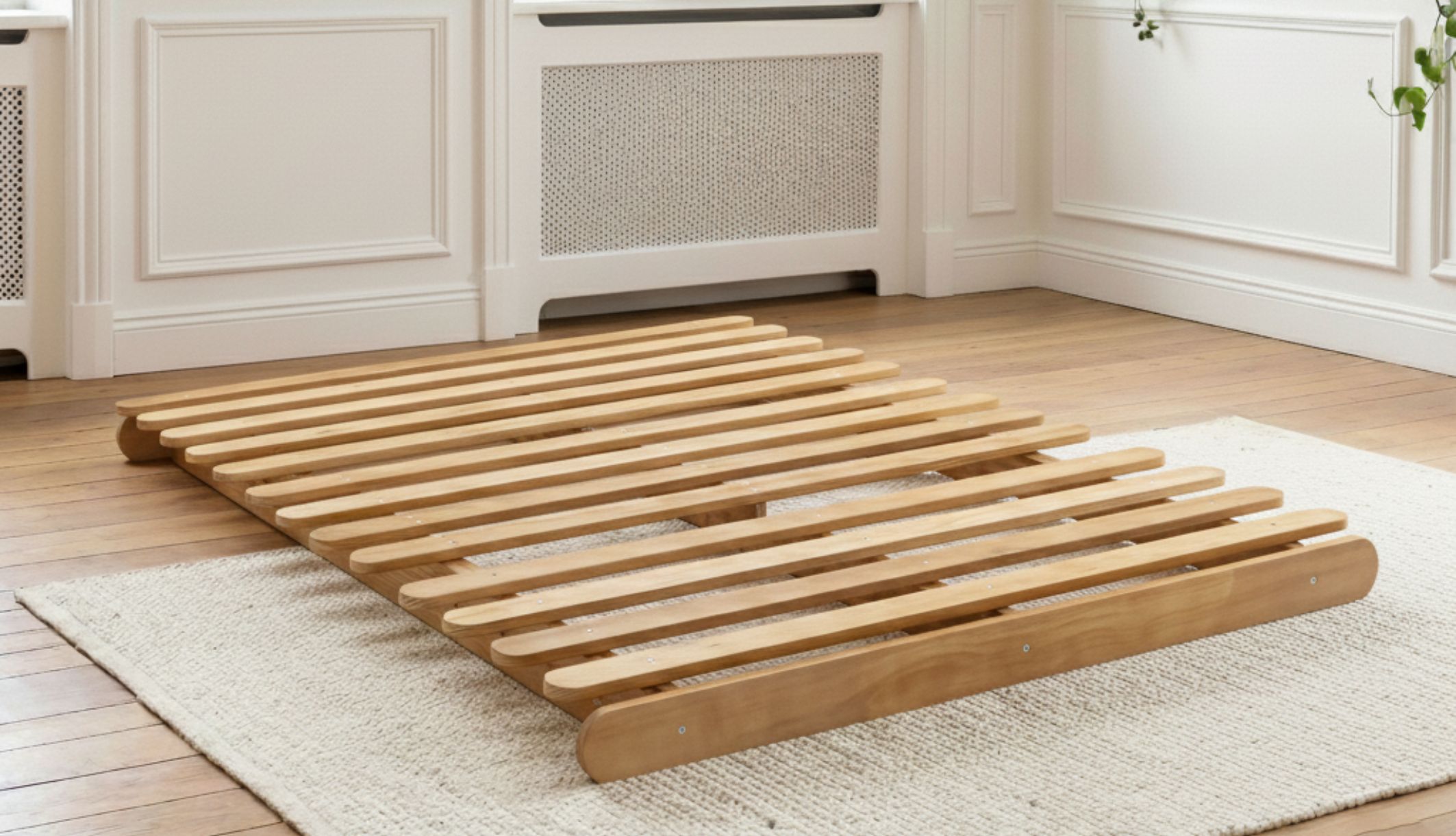 Structure futon dépliée dans une ambiance intemporel et design