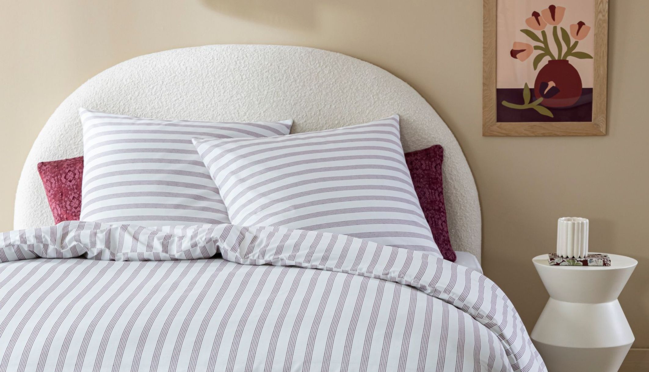 Parure de lit à rayures pointillé bordeaux installé sur un lit