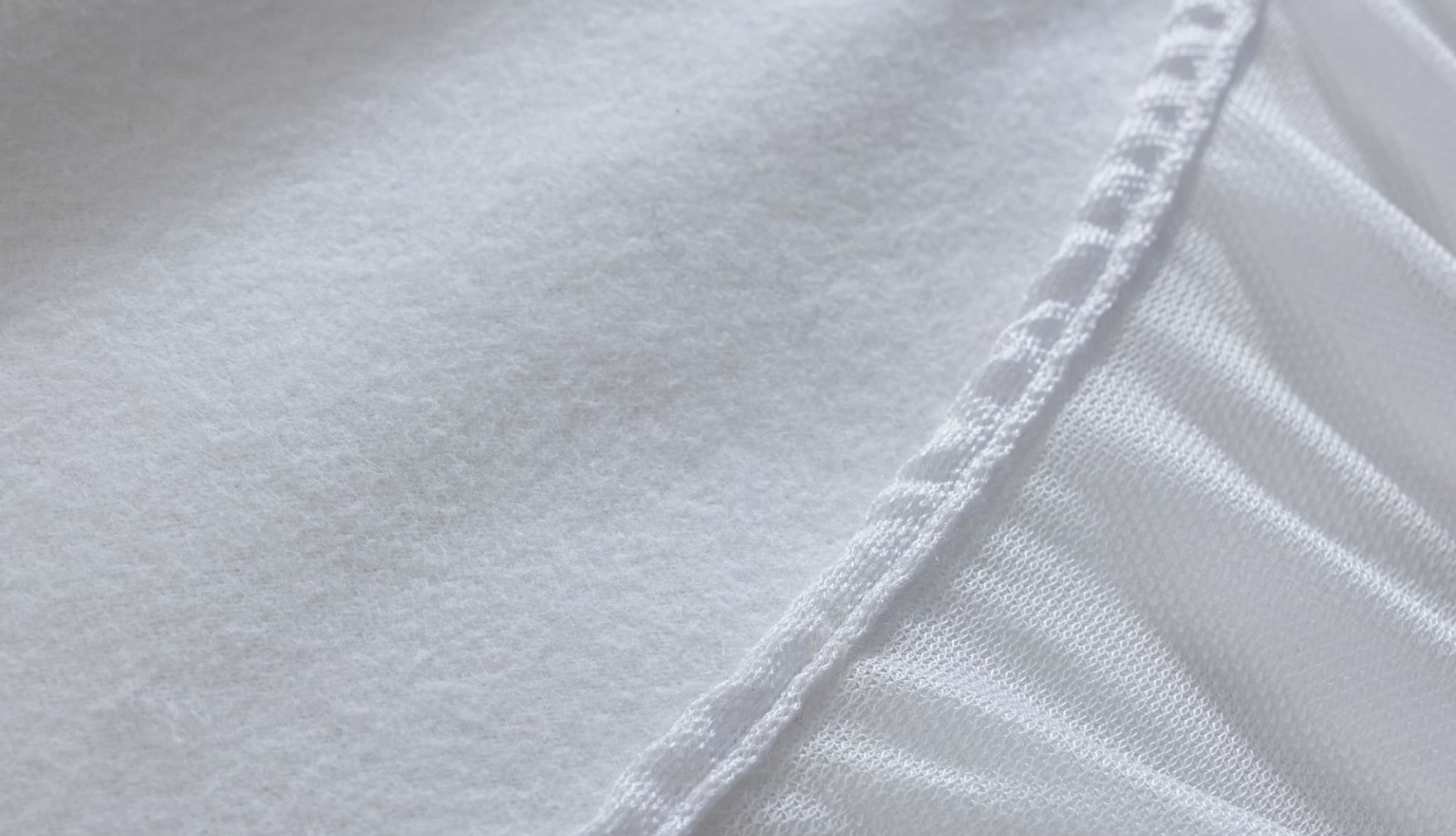 Zoom protège matelas sur le molleton doux et agréable