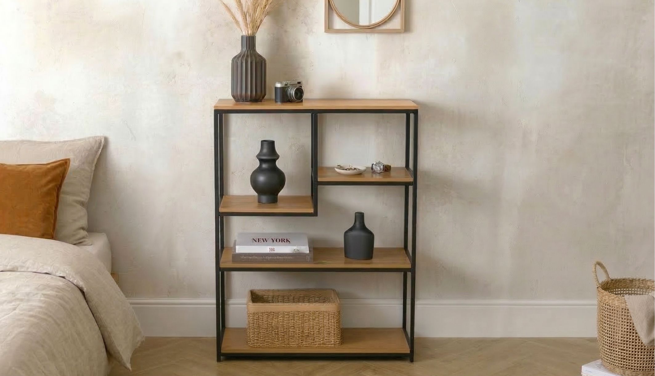 Bibliothèque en métal et bois dans une chambre lumineuse et moderne