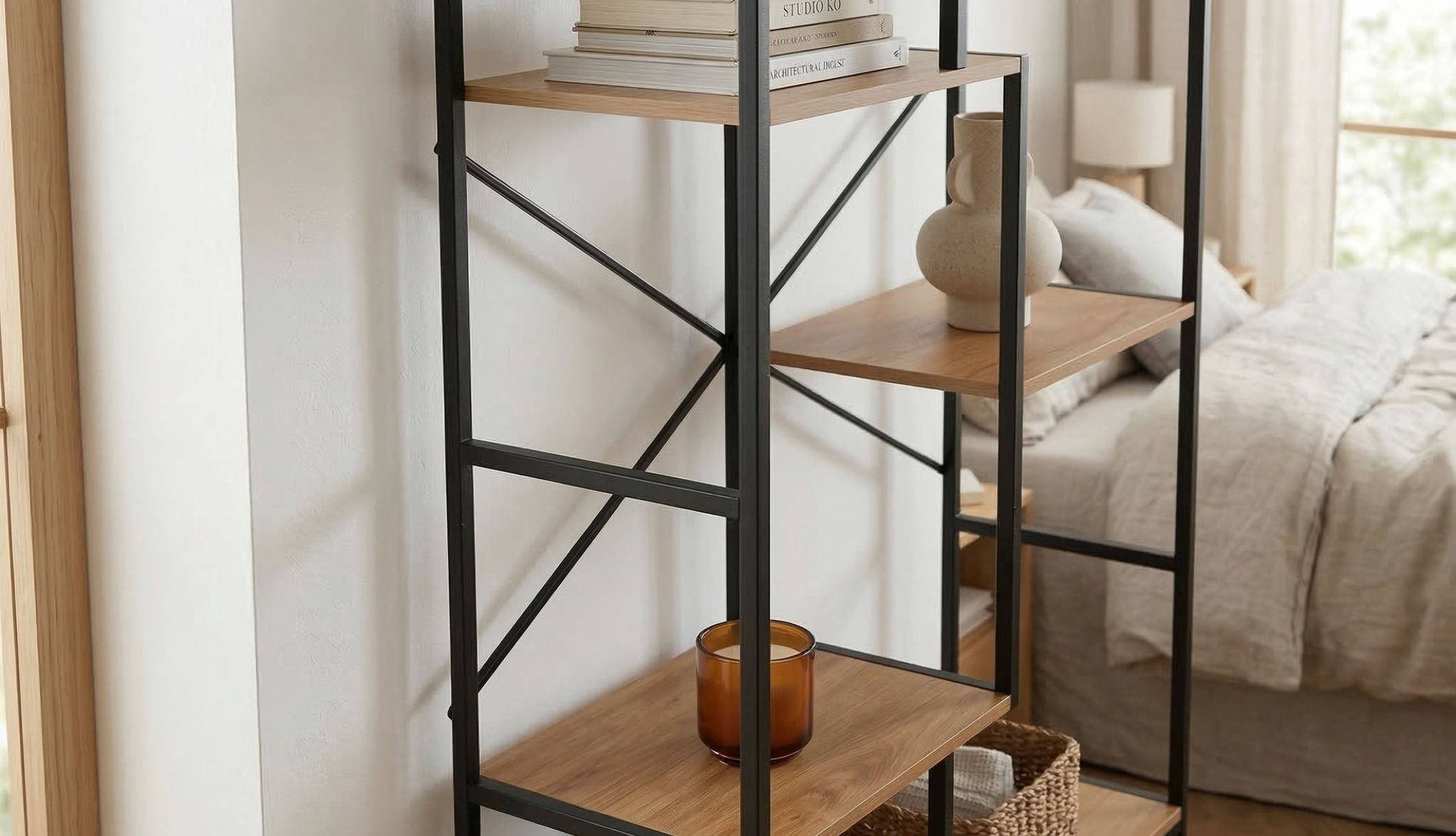 Bibliothèque en métal et bois dans une chambre lumineuse et moderne
