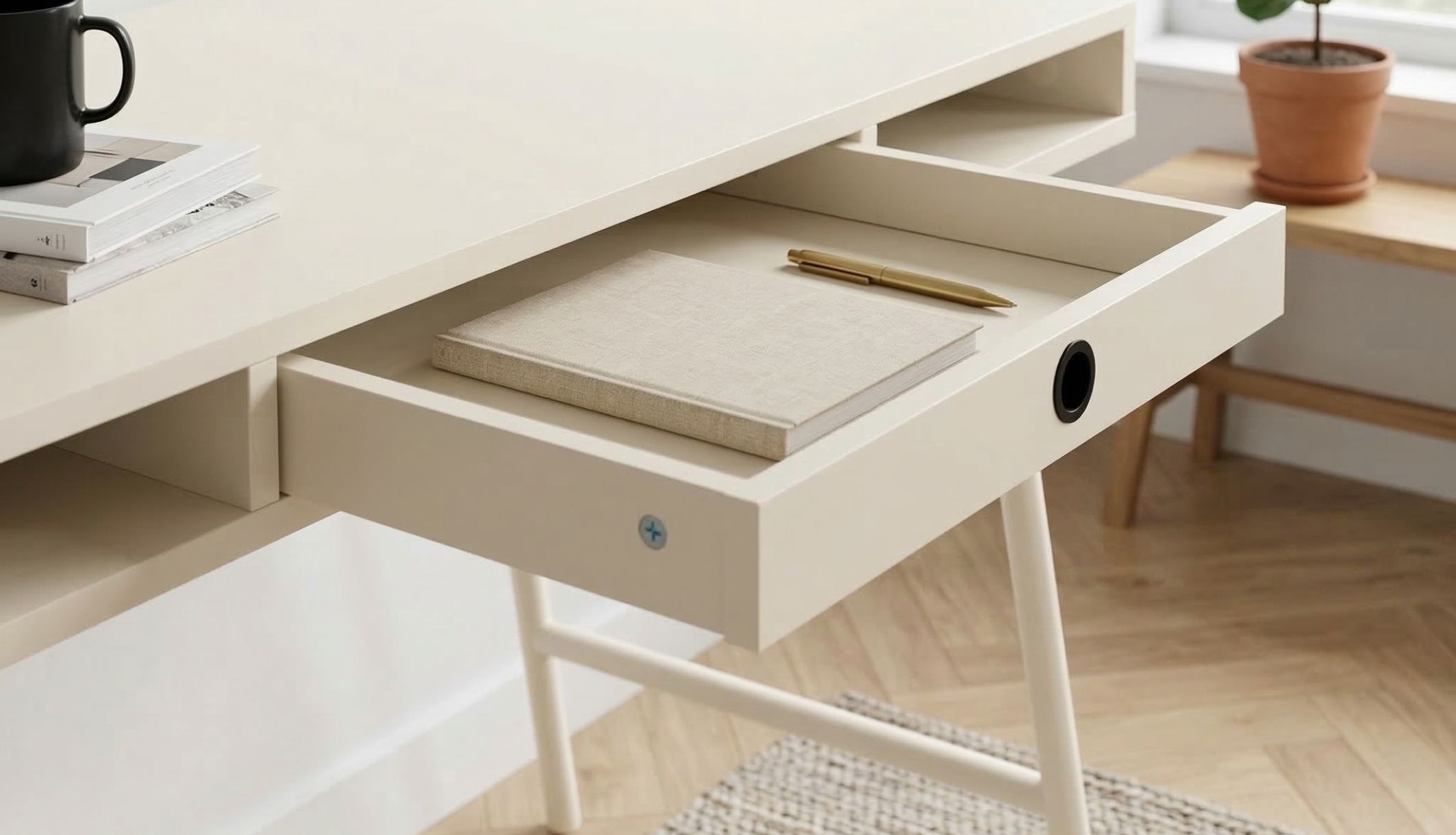 Zoom sur la capacité de rangement du bureau bois Terre de Nuit