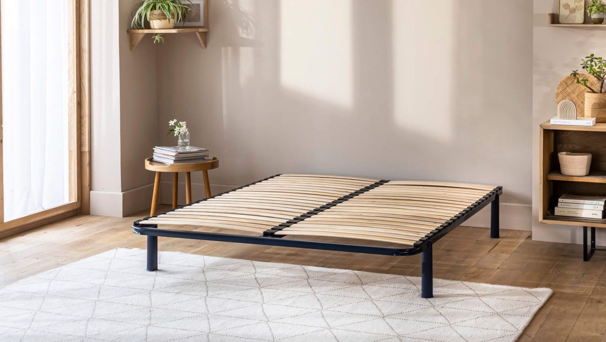 Cadre à lattes en métal CONFORT encastrable ou sur pieds dans une chambre.