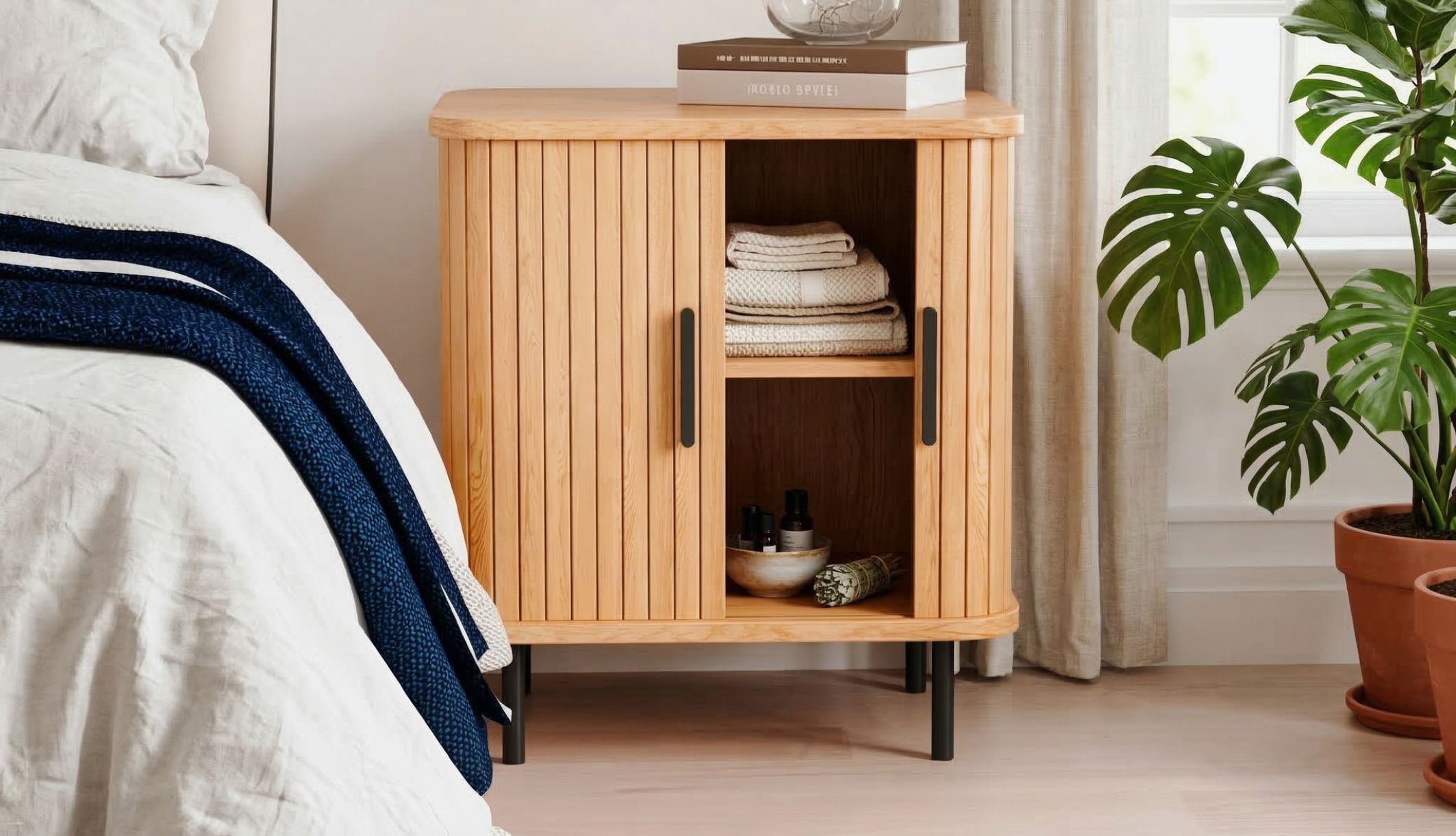 Chevet effet tasseaux ouvert dévoilant une étagère à l&#039;intérieur