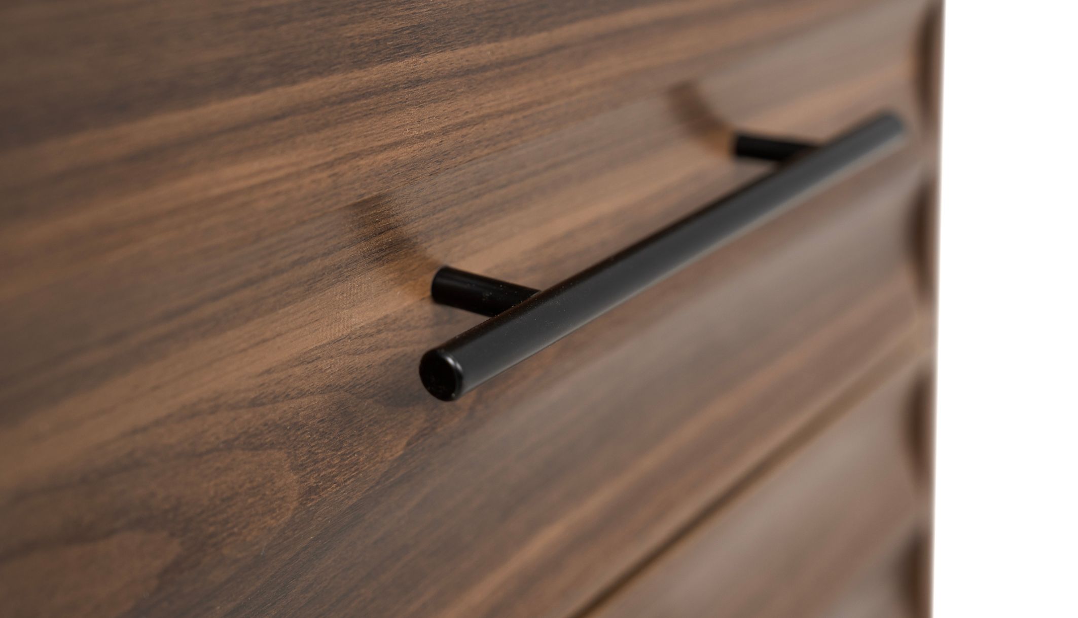 Chevet métal et bois dans une chambre lumineuse et moderne