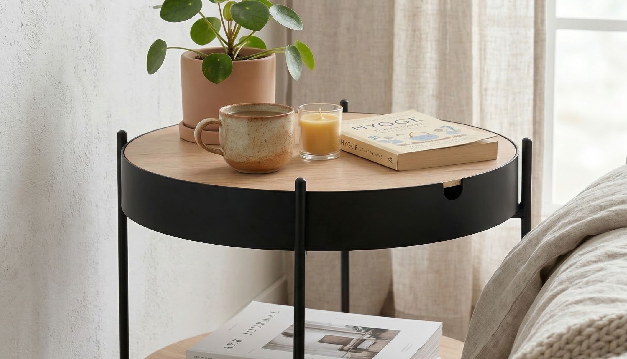 Chevet en métal et bois dans une chambre lumineuse et moderne