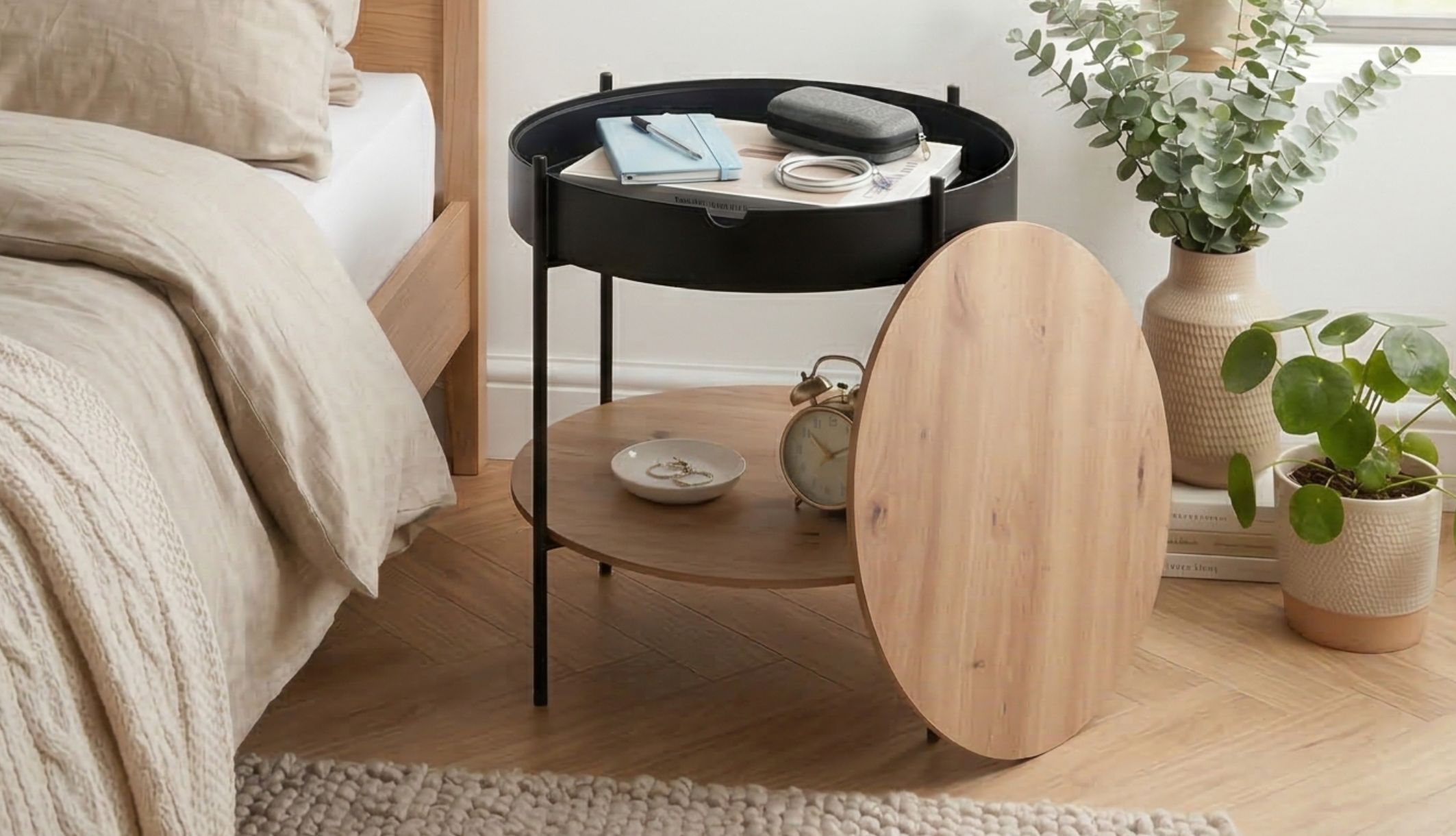 Zoom sur la capacité de rangement du chevet Terre de Nuit