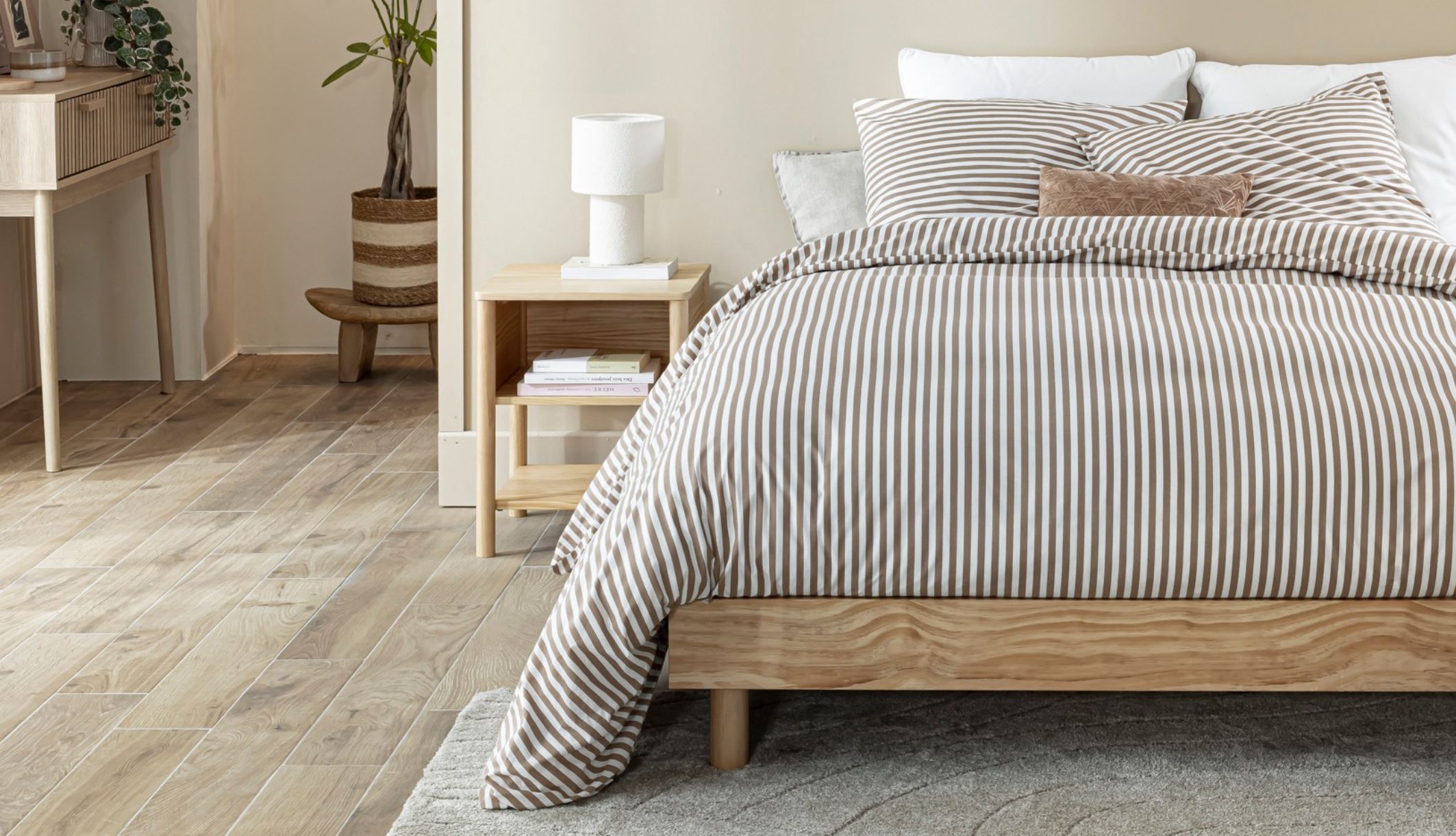 Ensemble sommier et chevet en pin massif dans une chambre élégante 