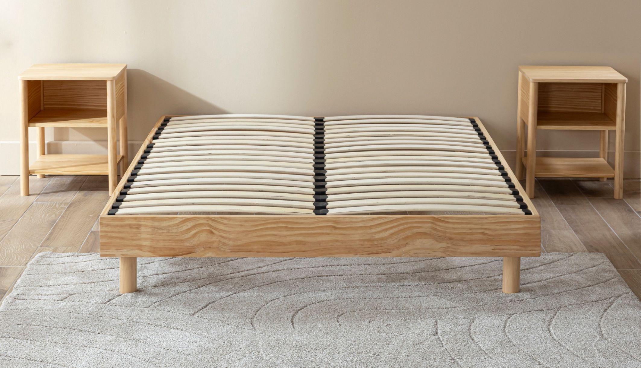 Ensemble sommier et chevet adulte dans une chambre chaleureuse et élégante