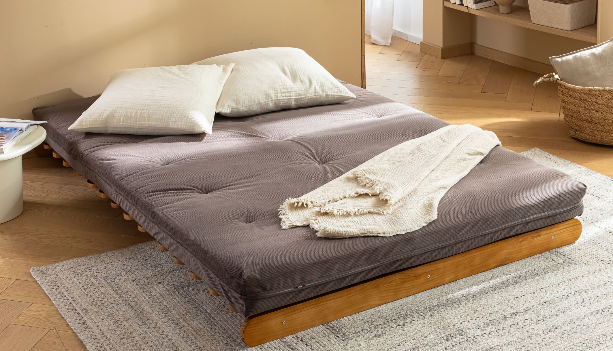 Matelas futon en coton ferme velours côtelé Terre de Nuit en position lit.
