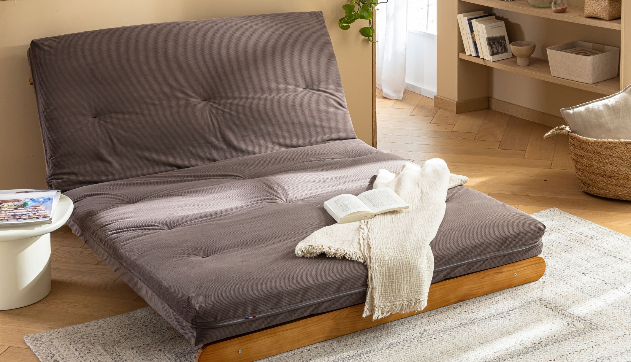 Banquette matelas futon en coton ferme velours chocolat pour un coin lecture zen.
