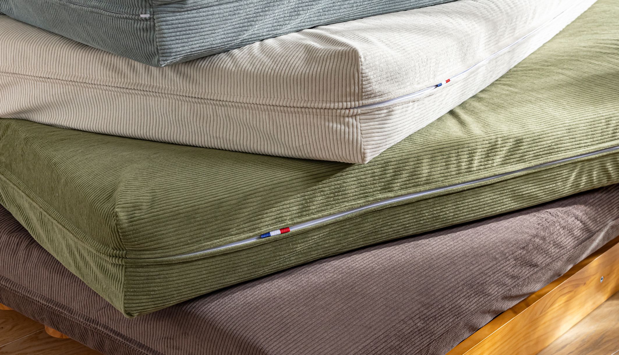 Superposition du matelas futon latex ferme tissu velours côtelé Terre de Nuit en différents coloris.