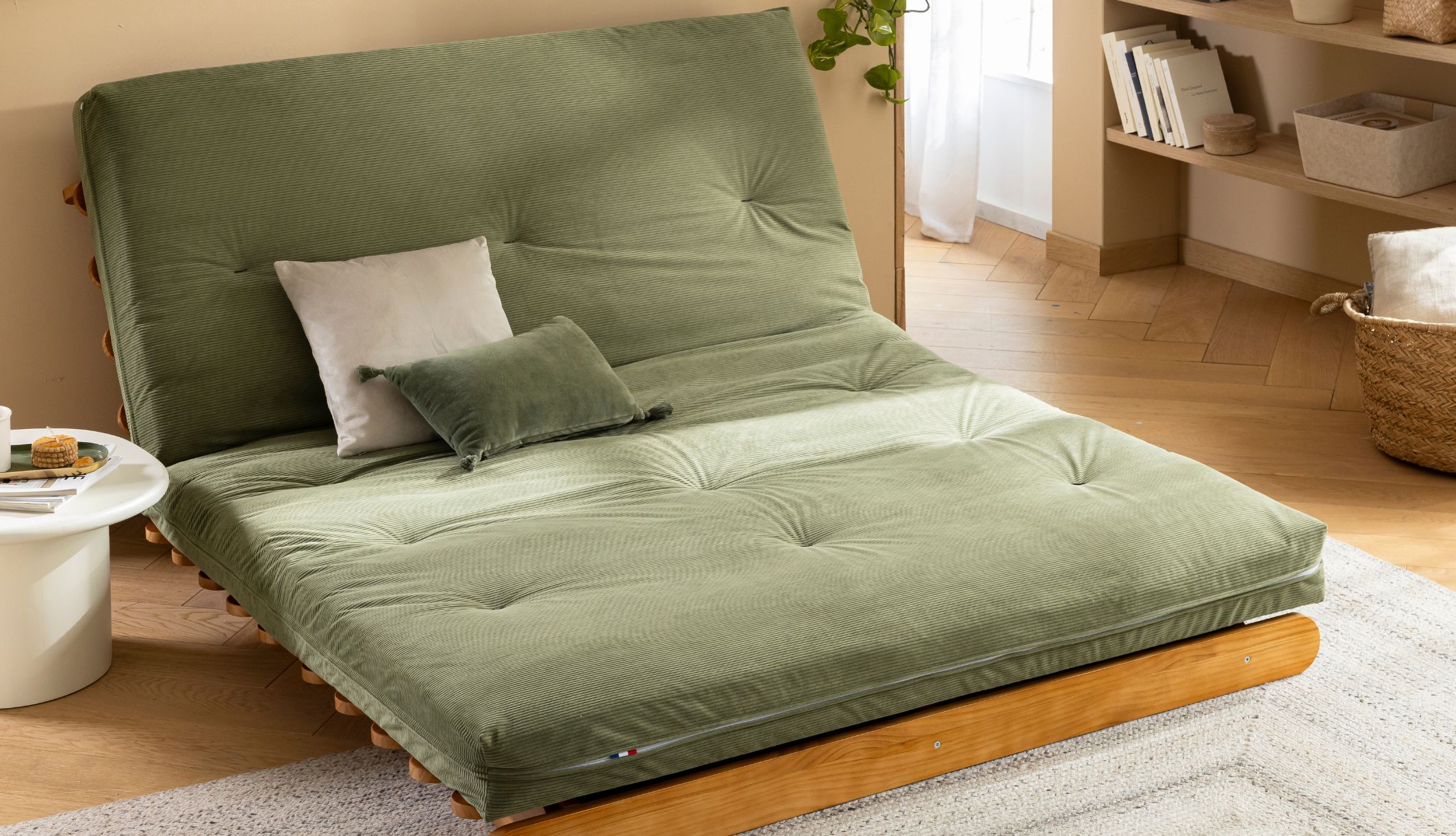 Matelas futon en mémoire de forme ferme velours côtelé Terre de Nuit, plié en canapé.