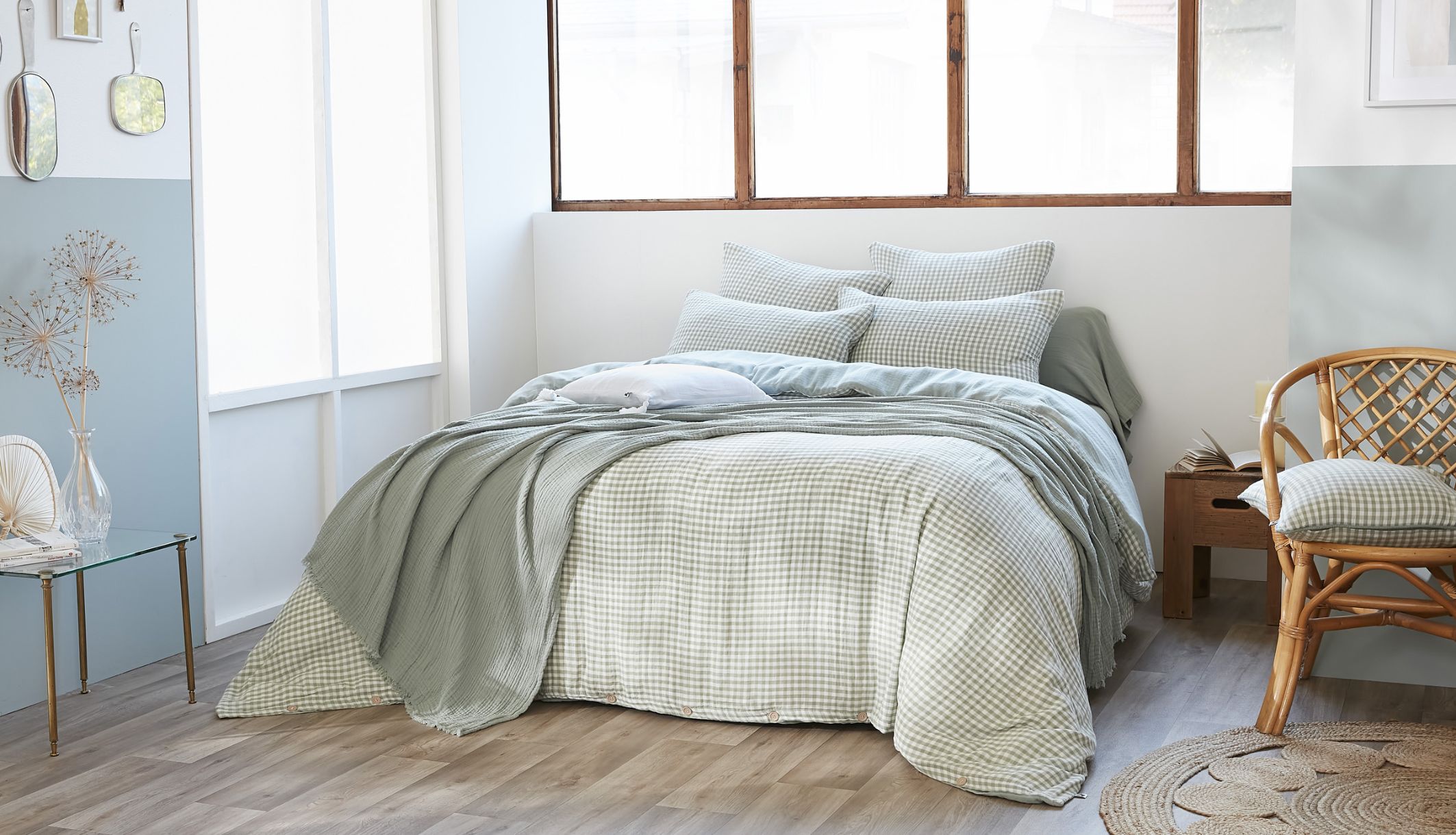 Lit habillé d&#039;une housse de couette en gaze de coton verte aux motifs à carreaux